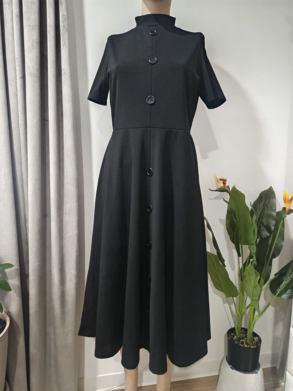 Rochie midi neagră Boohoo față