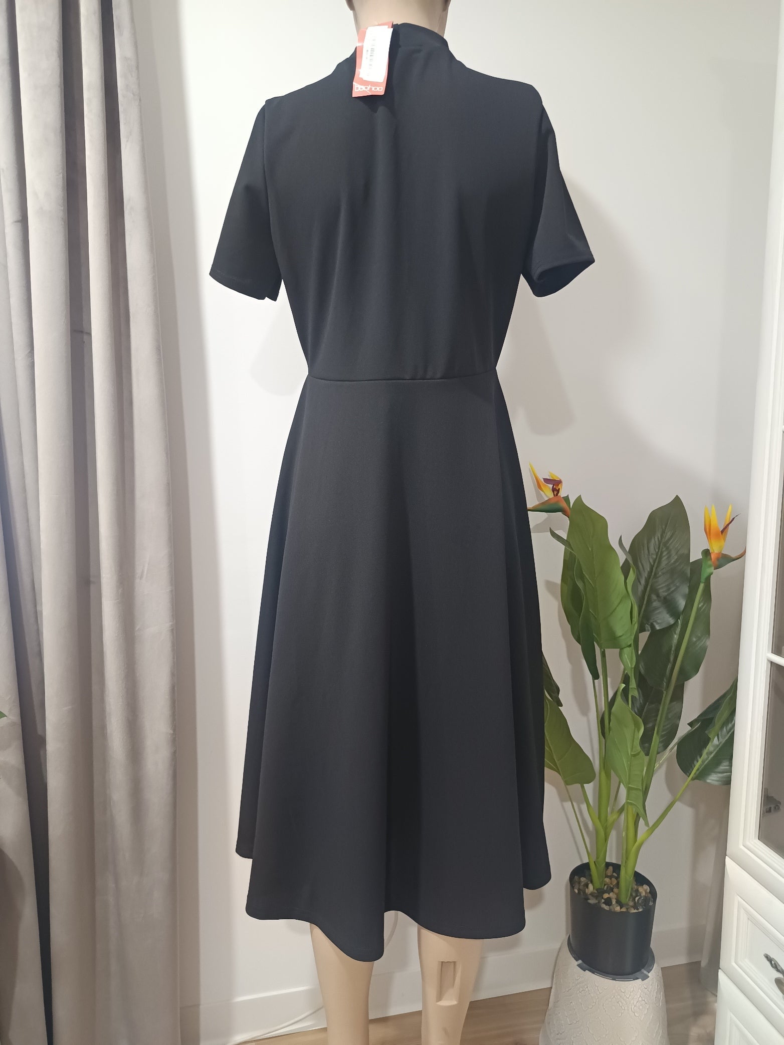 Rochie midi neagră Boohoo spate