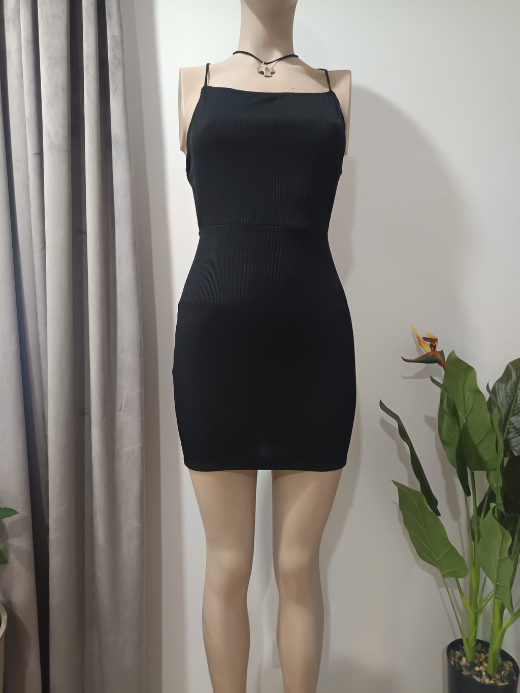 Rochie mini neagră PrettyLittleThing față