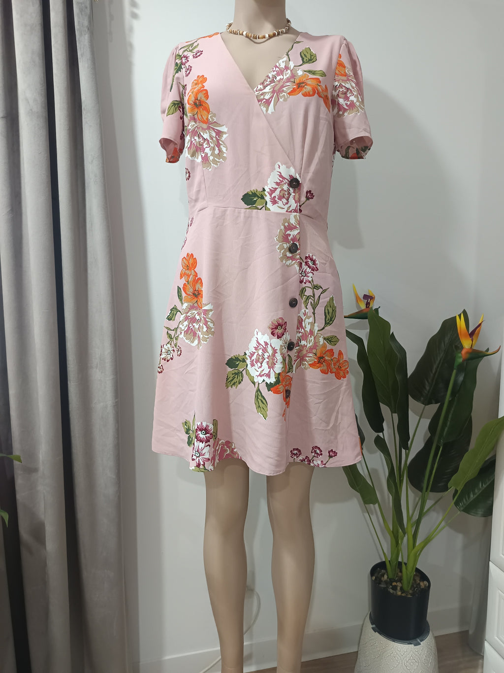 Rochie mini roz florală River Island față