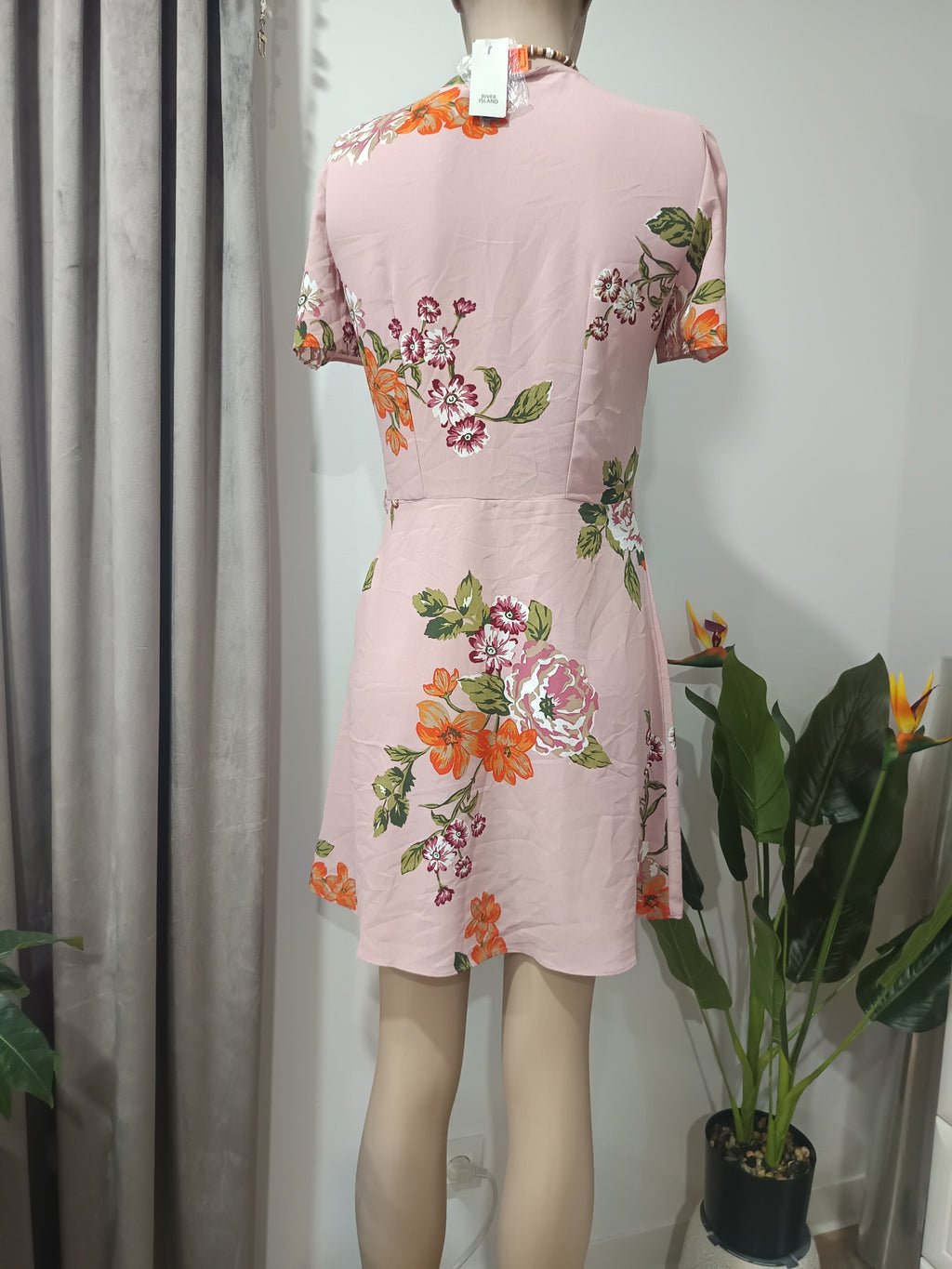 Rochie mini roz florală River Island spate cu etichetă
