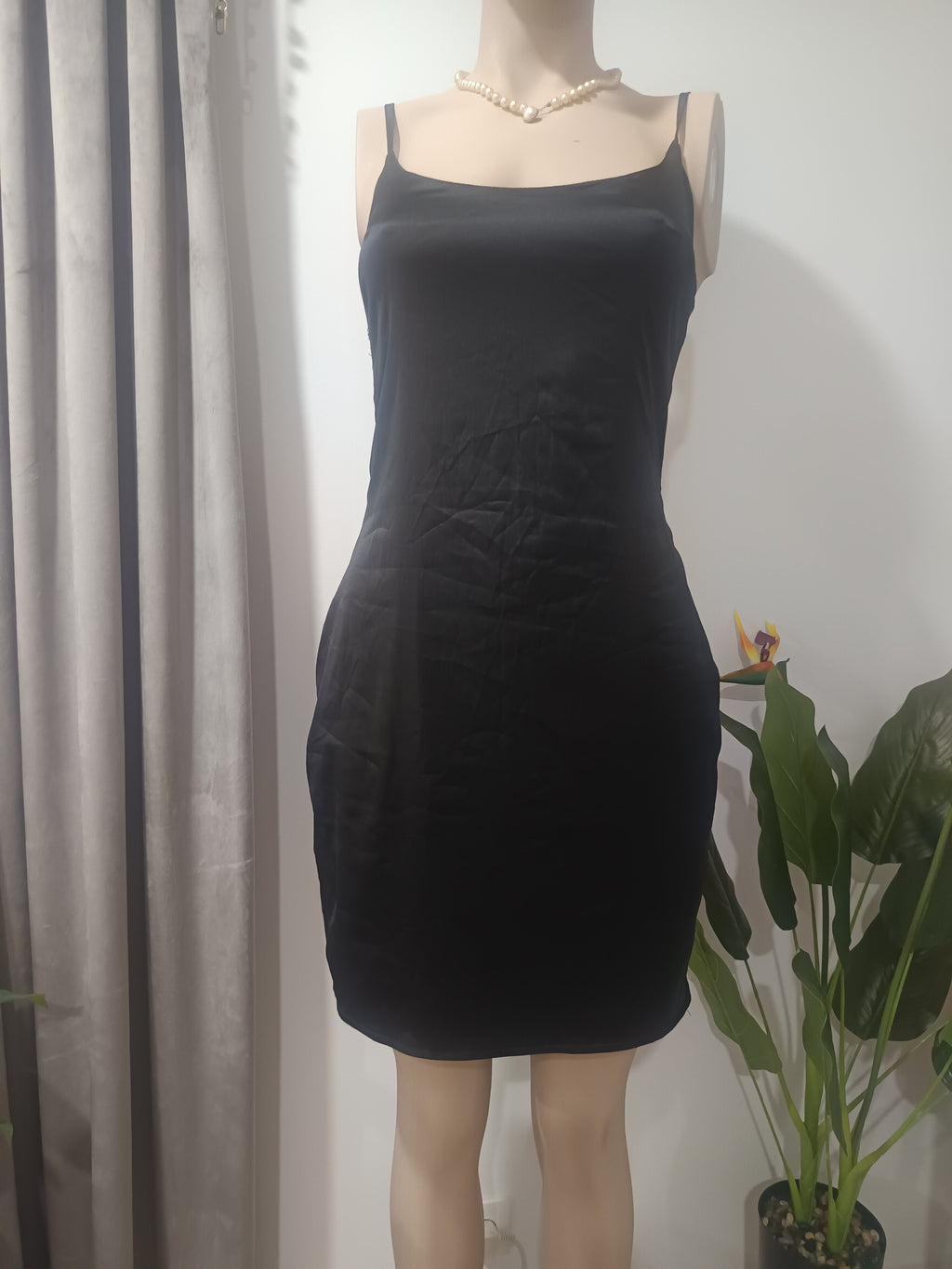 Rochie mini neagră satin Missguided față