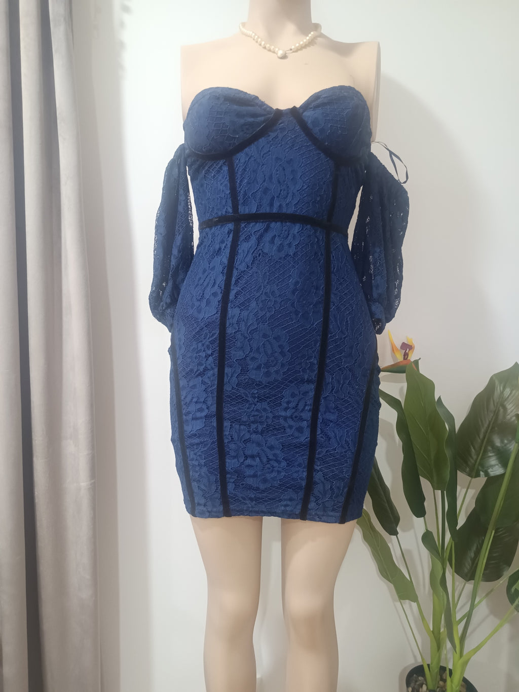 Rochie mini dantelă albastră PrettyLittleThing față