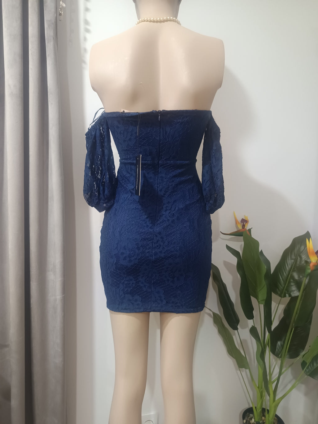 Rochie mini dantelă albastră PrettyLittleThing spate