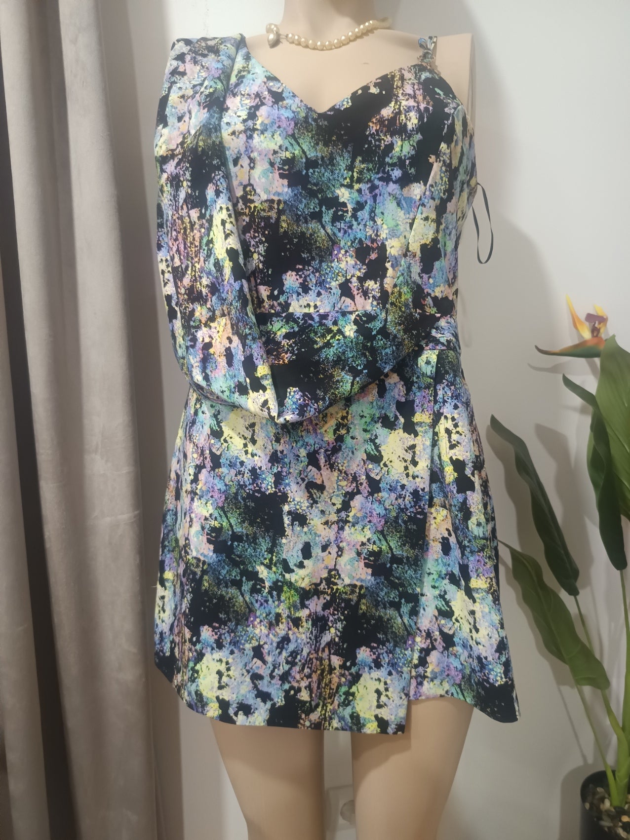 Salopetă scurtă abstract print River Island față