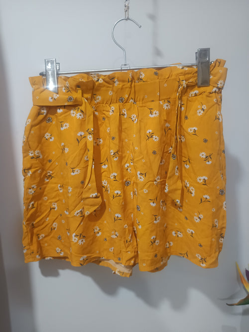 Pantaloni scurți galbeni floral Primark față