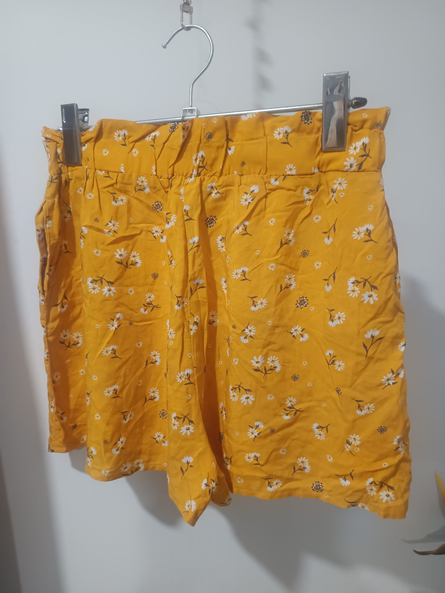 Pantaloni scurți galbeni floral Primark spate