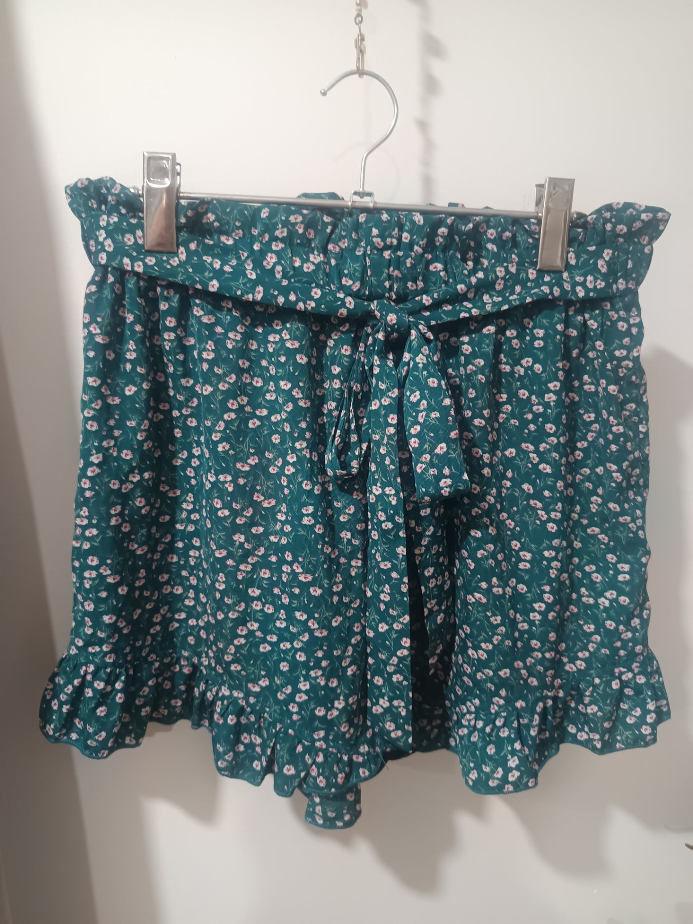 Pantaloni scurți verde teal floral Cider față