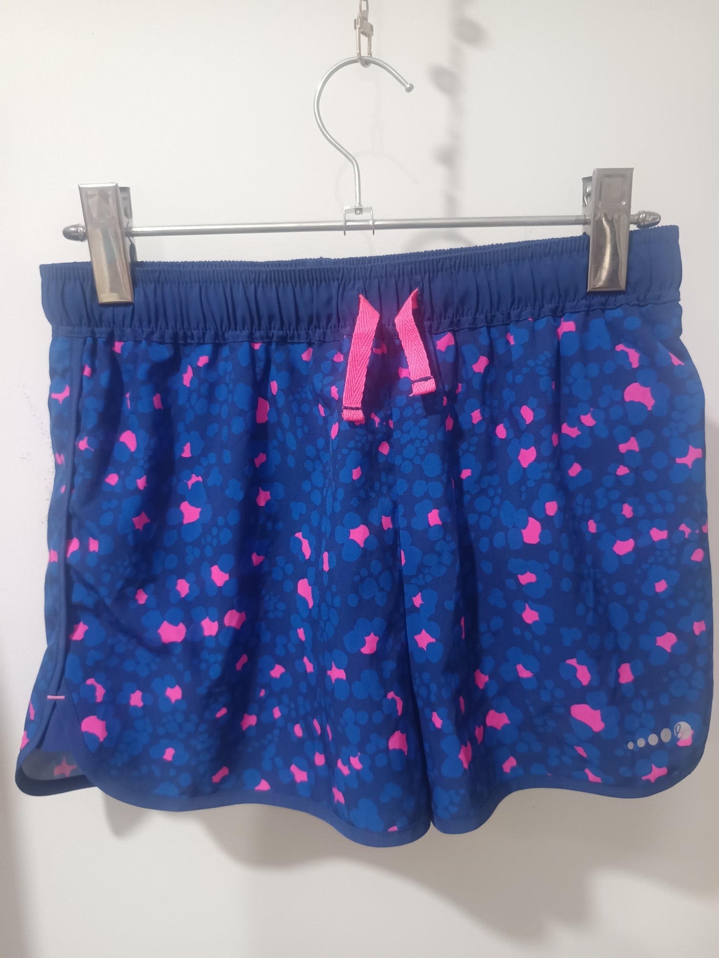 Shorts sport albastru pete roz Boden față