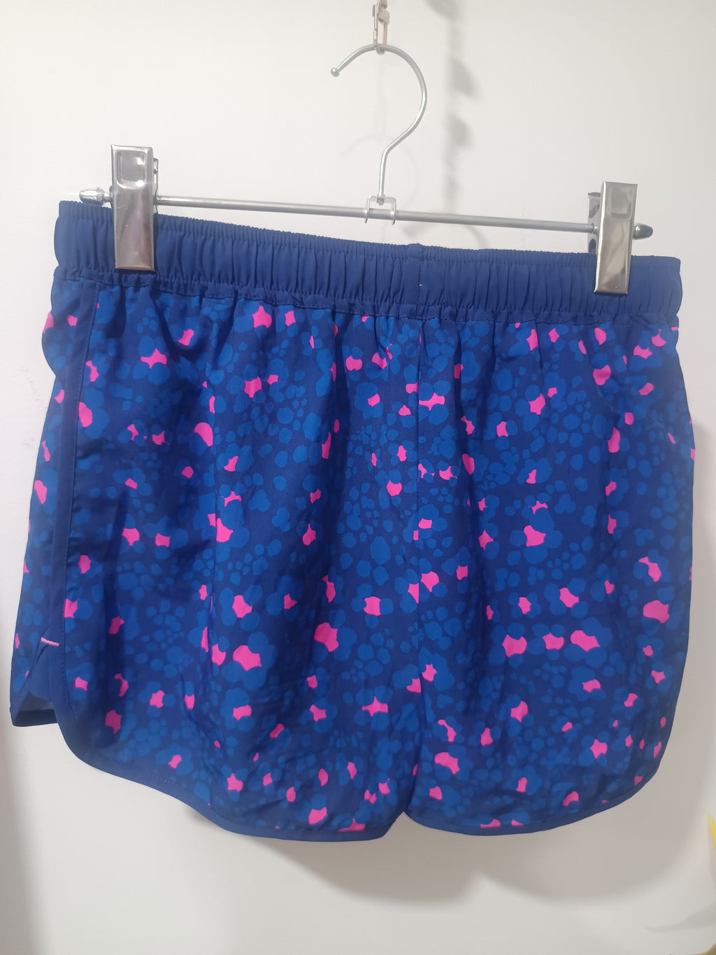 Shorts sport albastru pete roz Boden spate