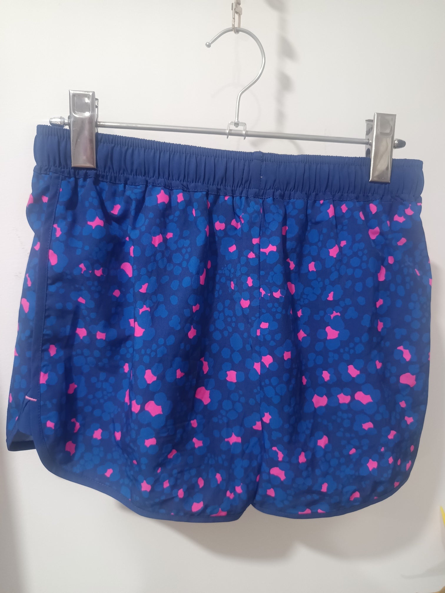 Shorts sport albastru pete roz Boden spate