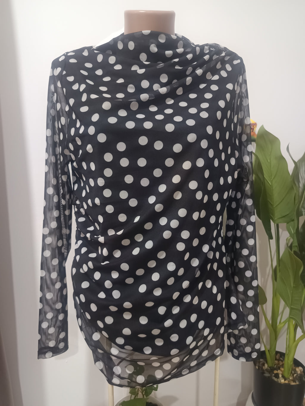 Top mesh negru buline albe V by Very față
