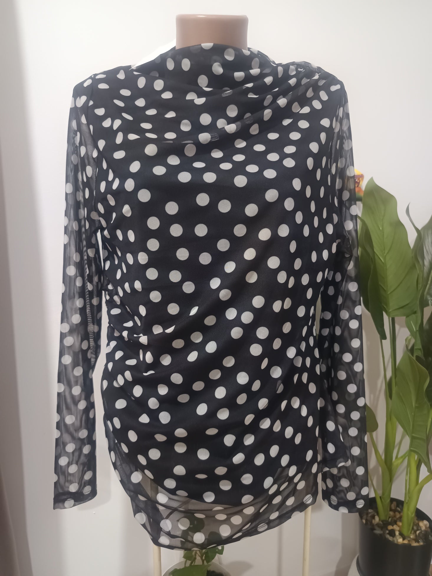 Top mesh negru buline albe V by Very față