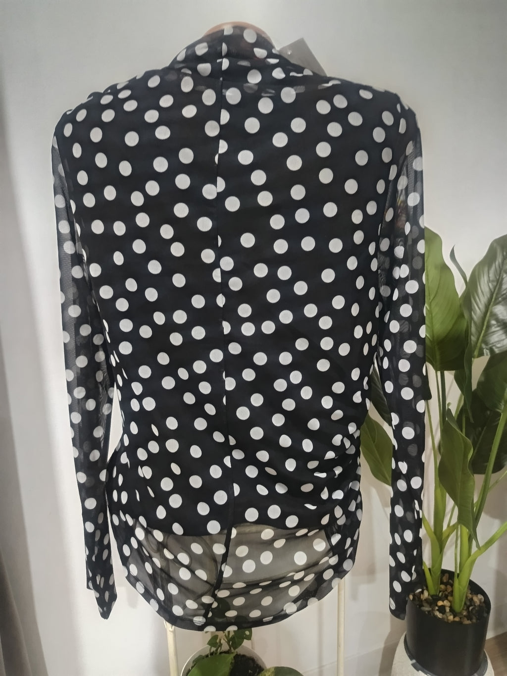 Top mesh negru buline albe V by Very spate