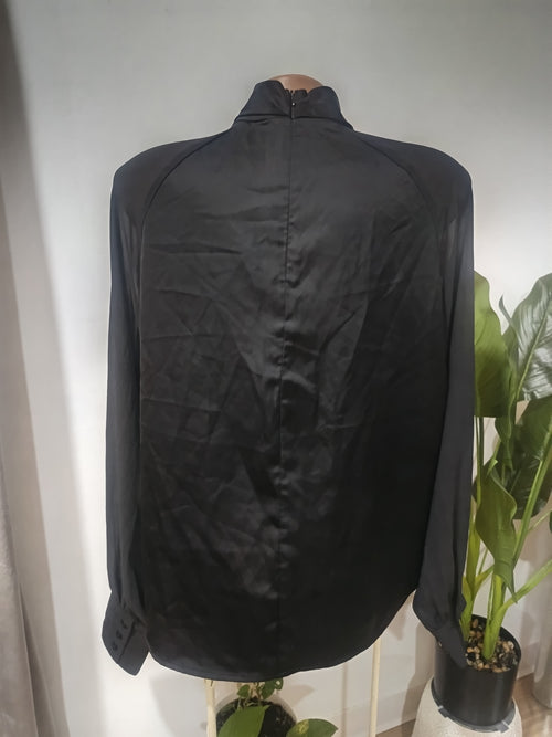 Bluză neagră satinată Vero Moda spate
