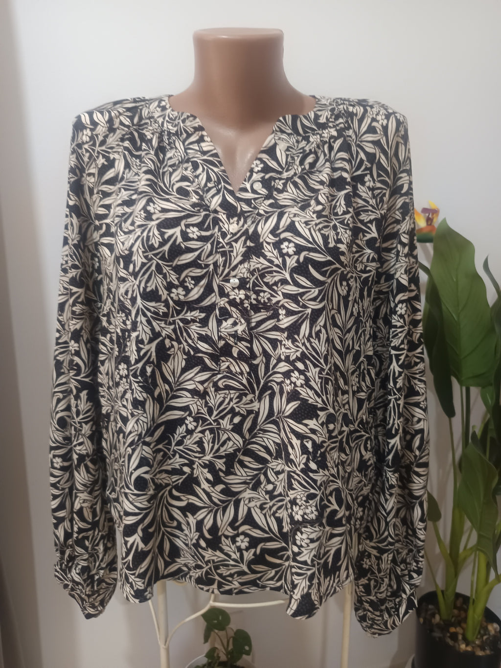 Bluză neagră botanică H&M față