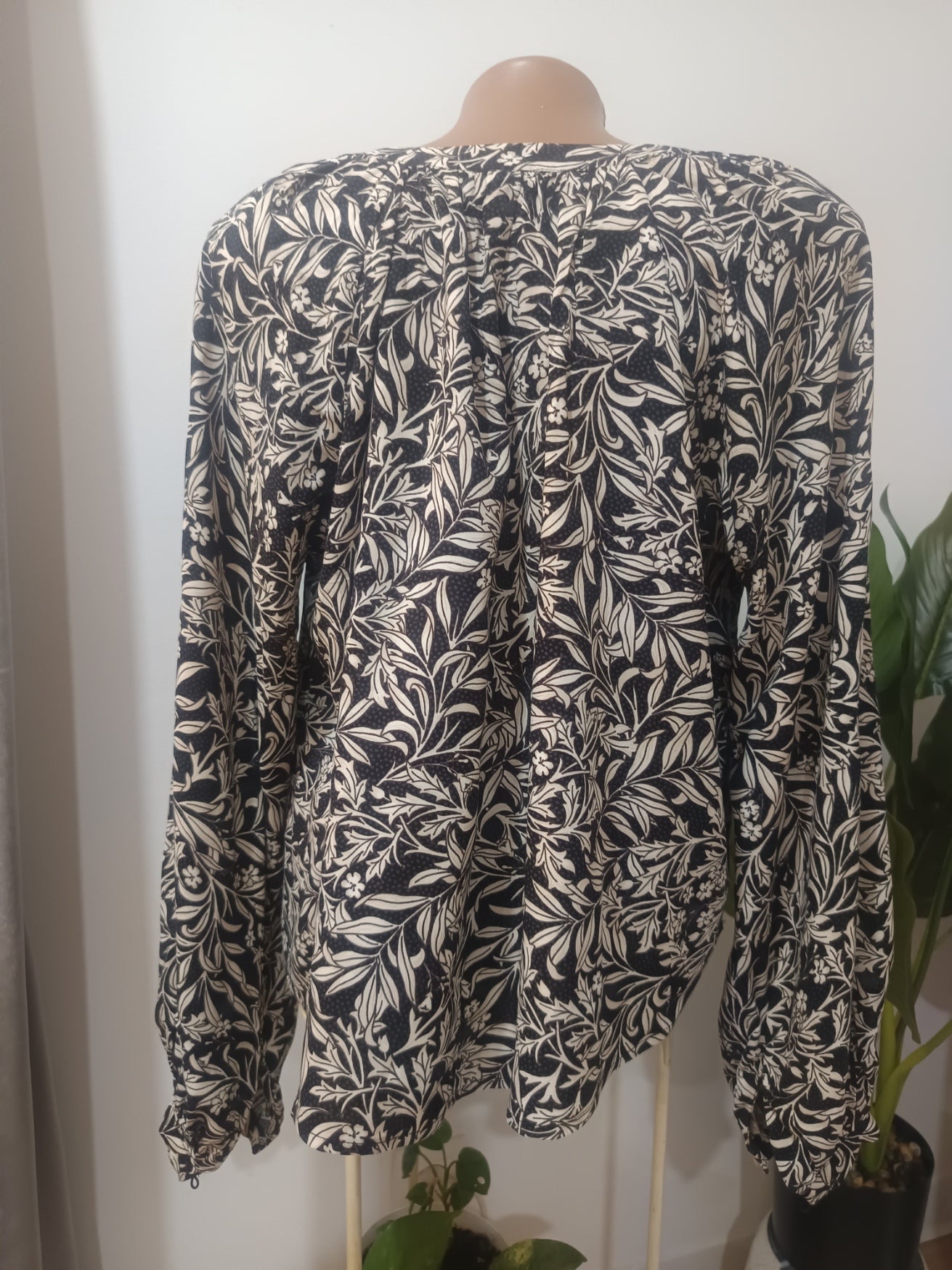 Bluză neagră botanică H&M spate