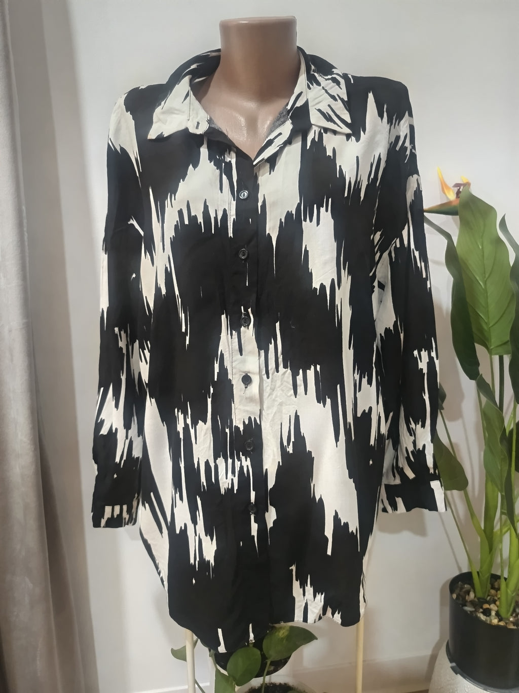 Cămașă lungă abstract alb-negru New Look față