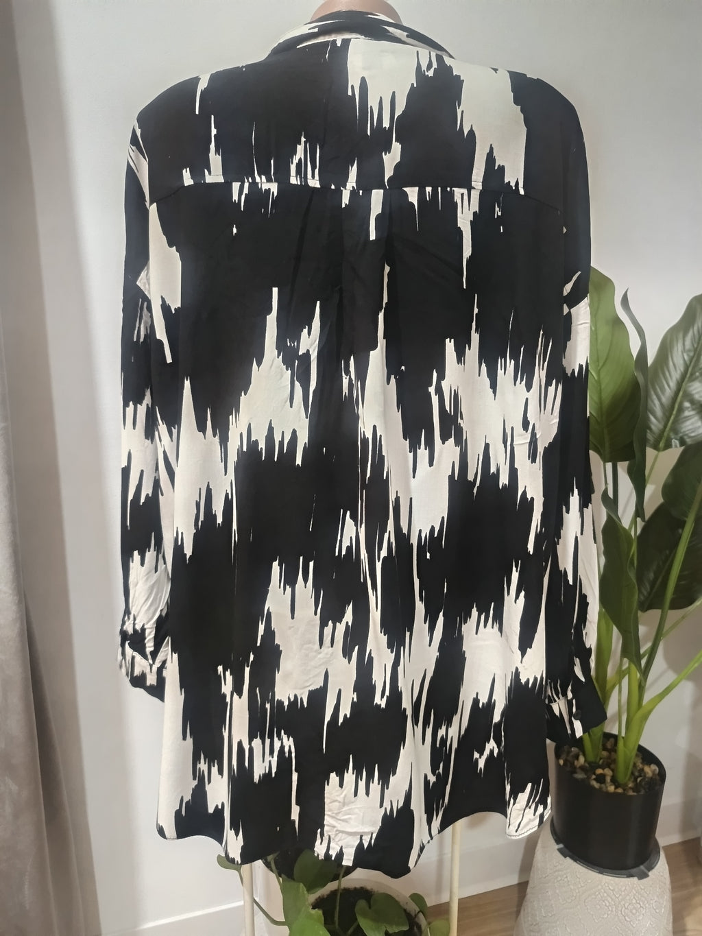Cămașă lungă abstract alb-negru New Look spate