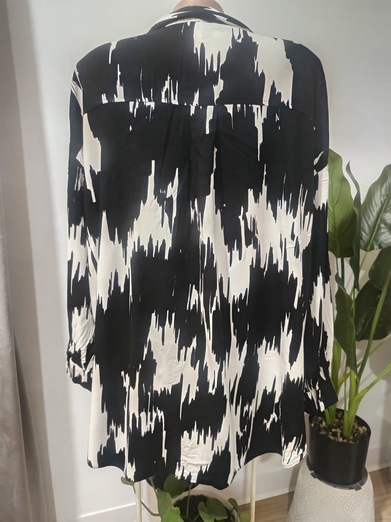 Cămașă lungă abstract alb-negru New Look spate