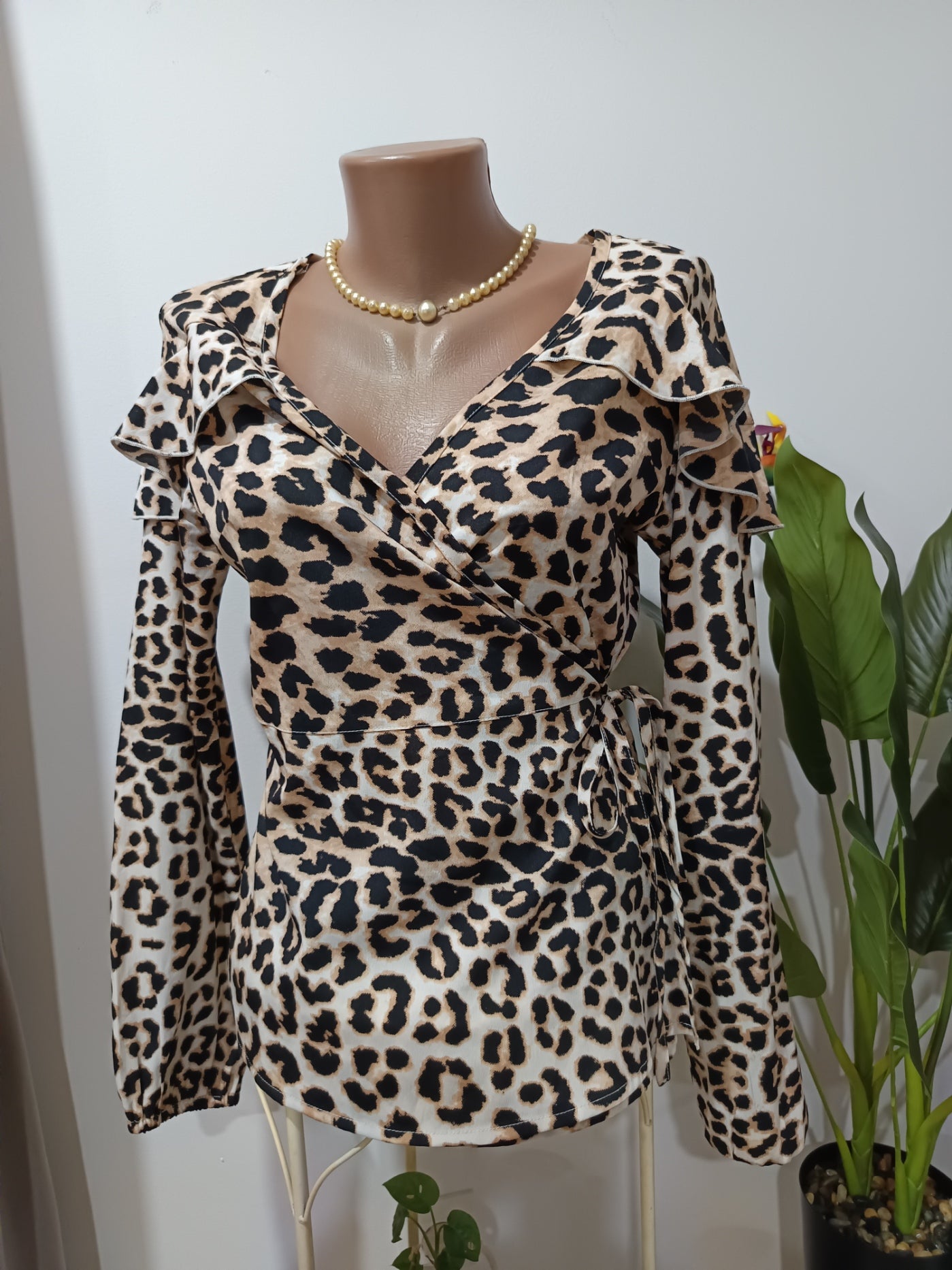 Bluză leopard petrecută volan Primark față
