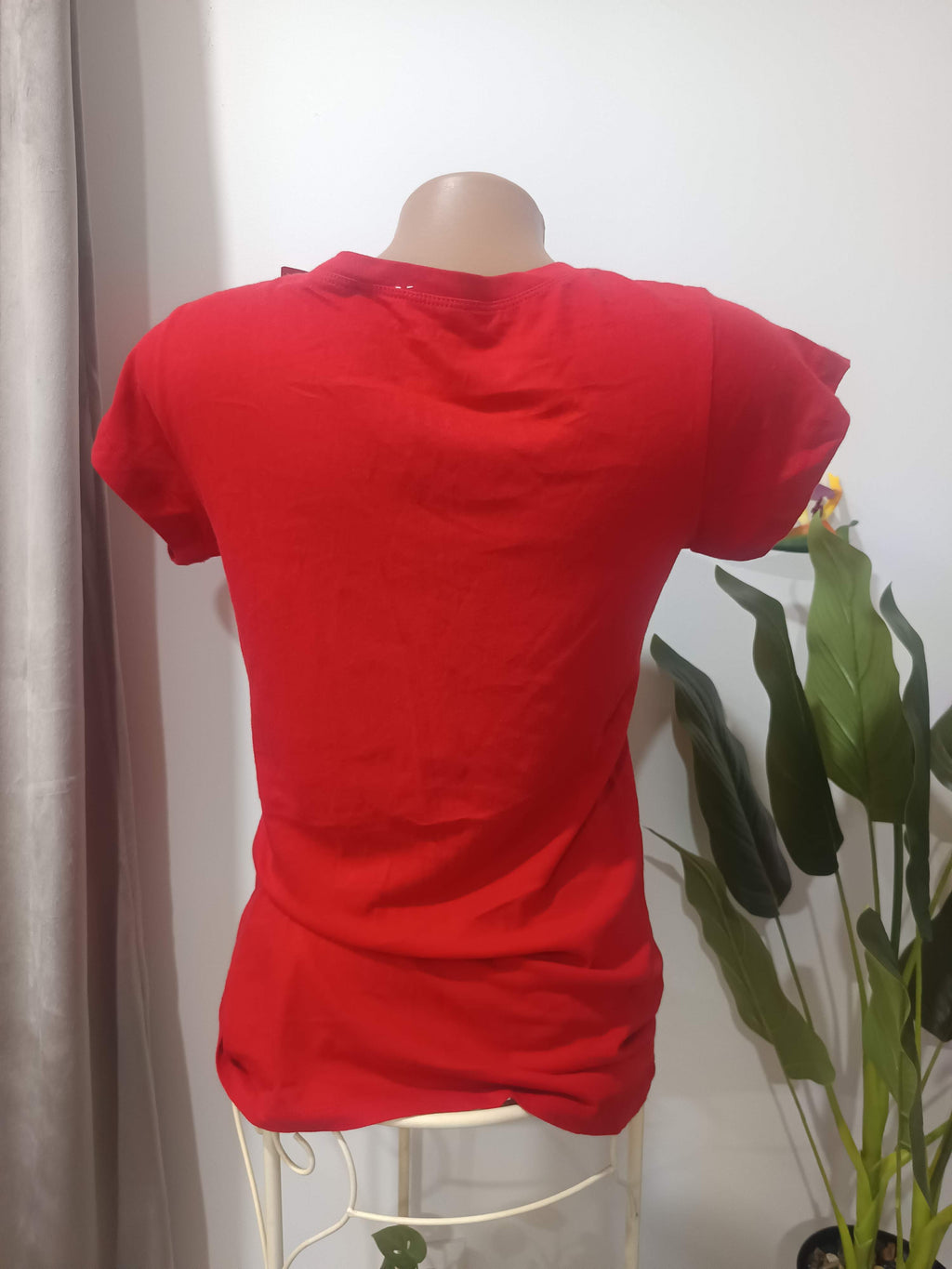 Tricou roșu Guess - spate