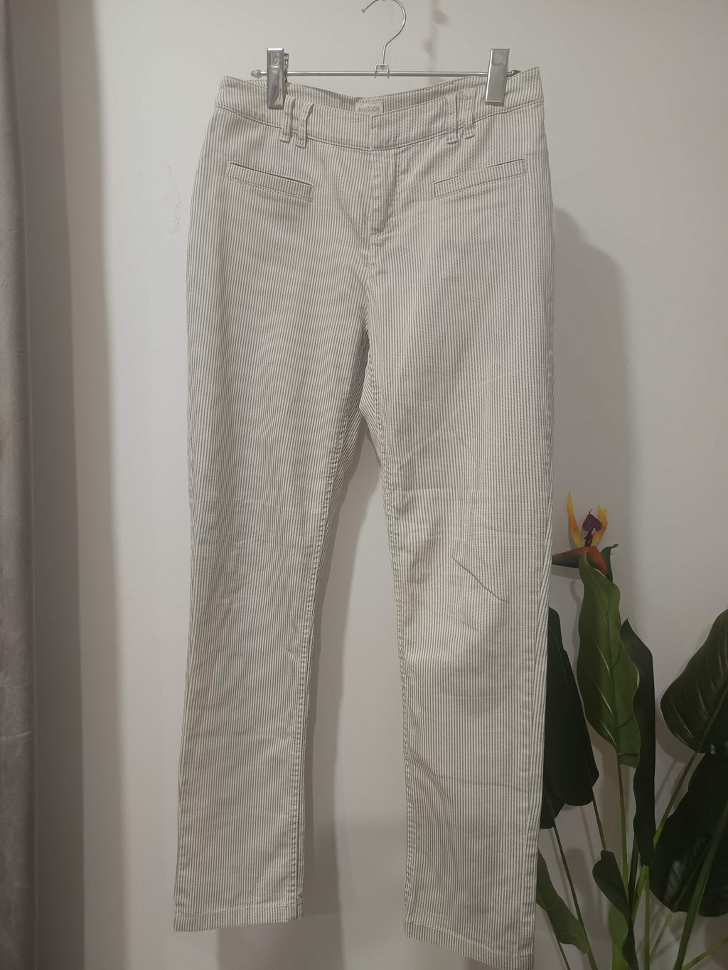 Pantaloni dungă fină bej Monsoon - față