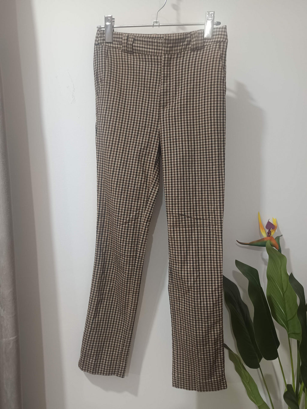 Pantaloni slim houndstooth maro Stradivarius - față