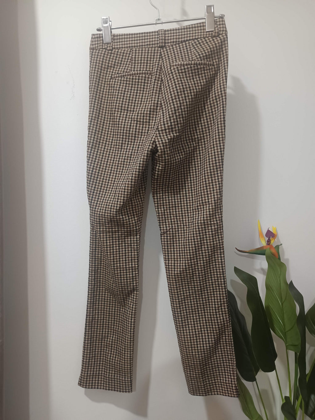 Pantaloni slim houndstooth maro Stradivarius - spate