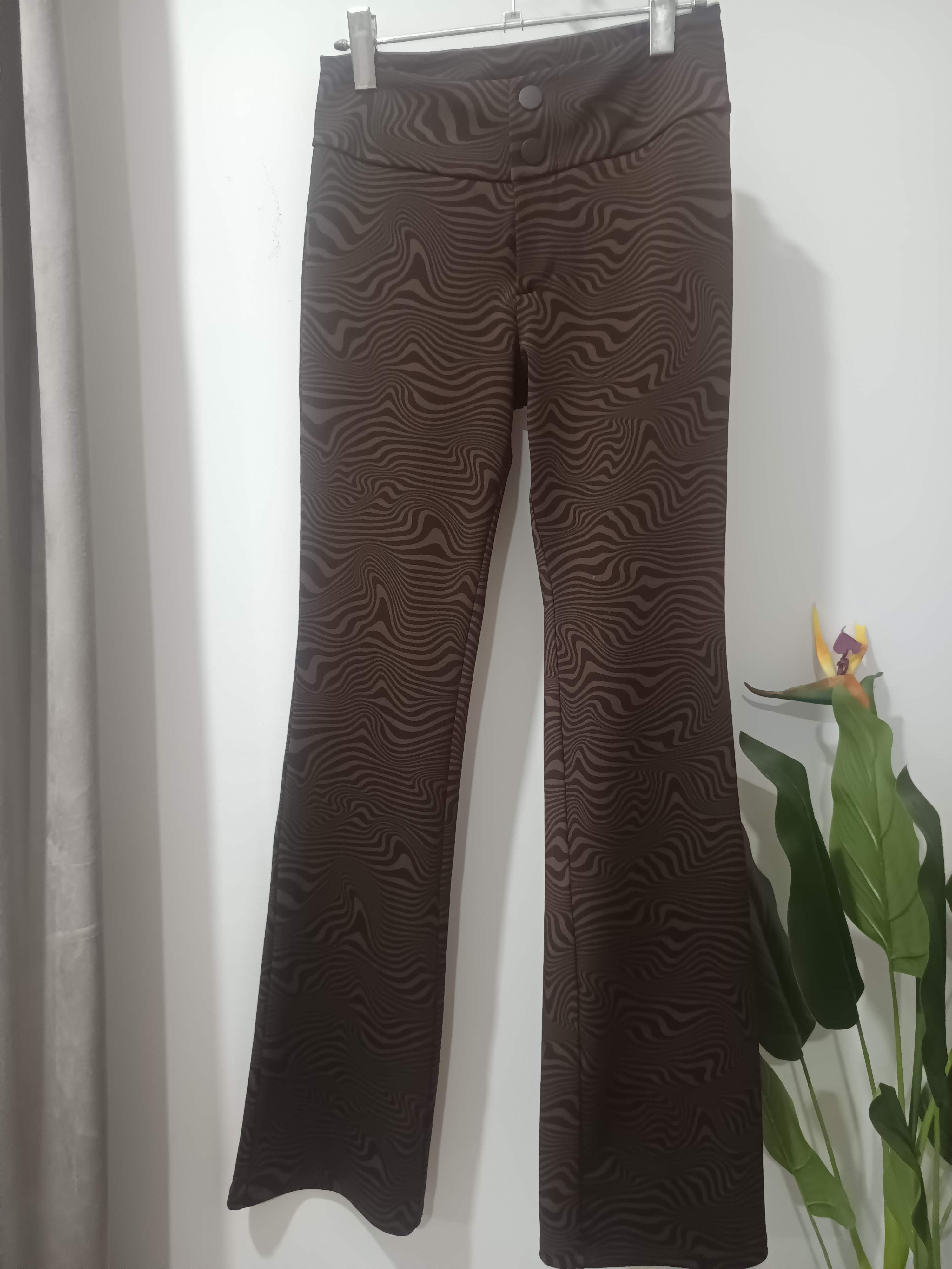Pantaloni flare print zebra maro Divided - față