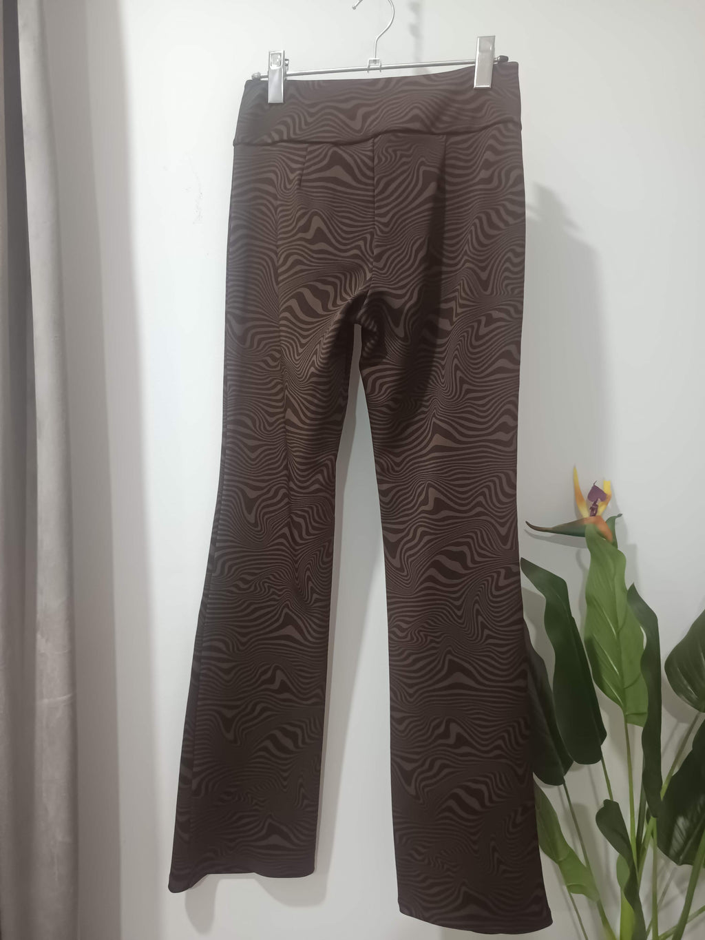 Pantaloni flare print zebra maro Divided - spate