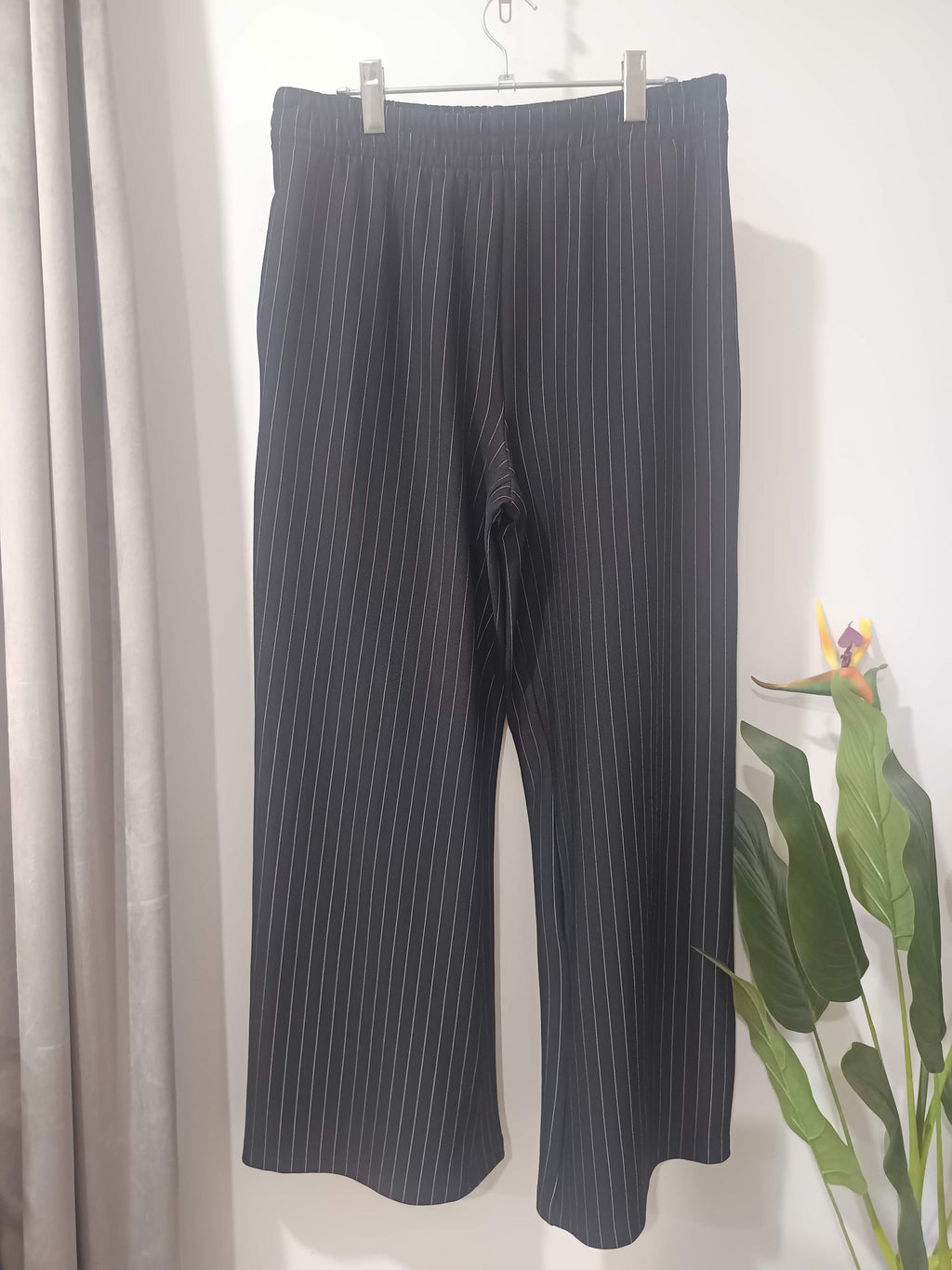 Pantaloni wide-leg pinstripe negru F&F - față
