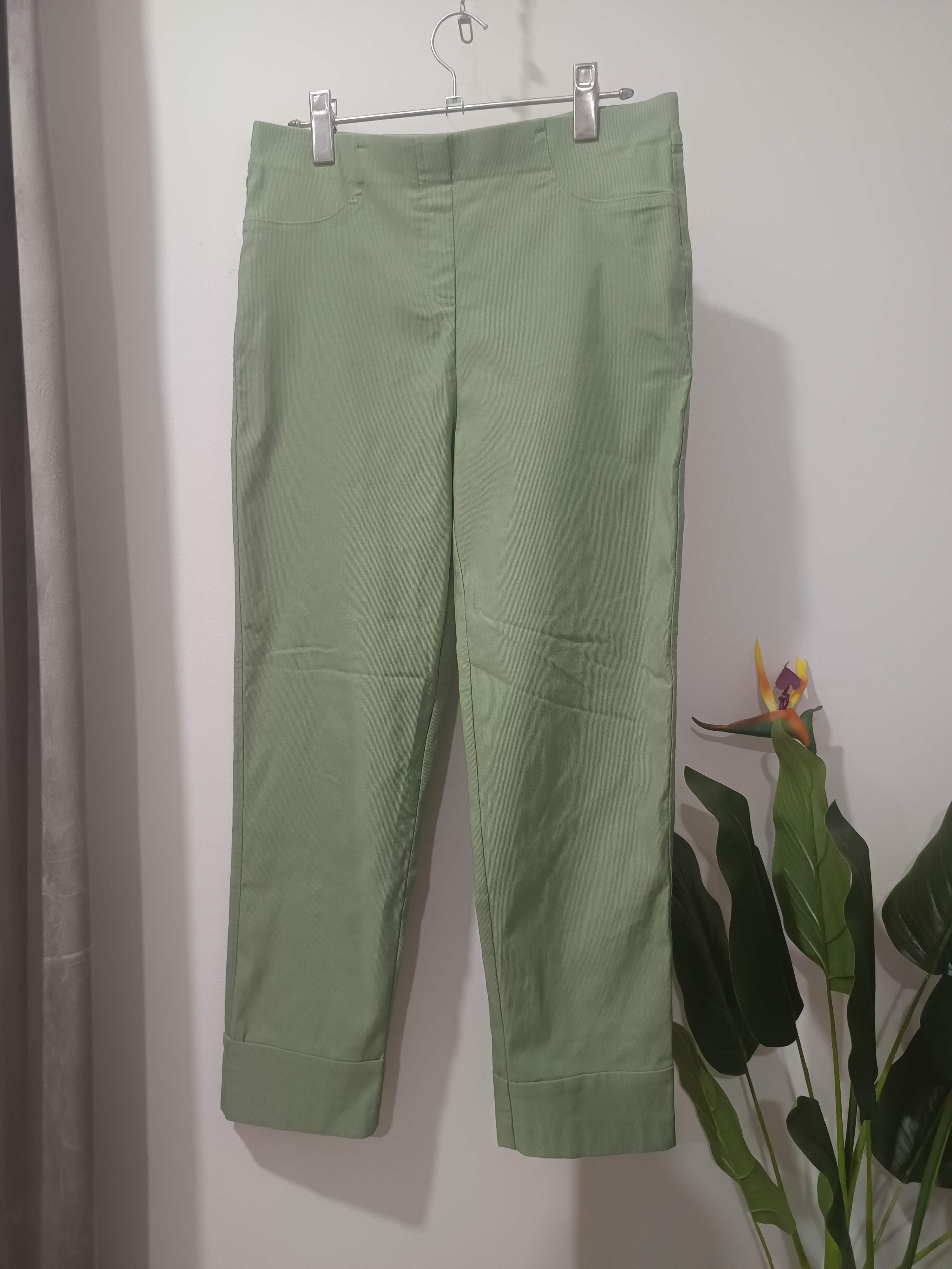 Pantaloni crop verde sage Gallery - față