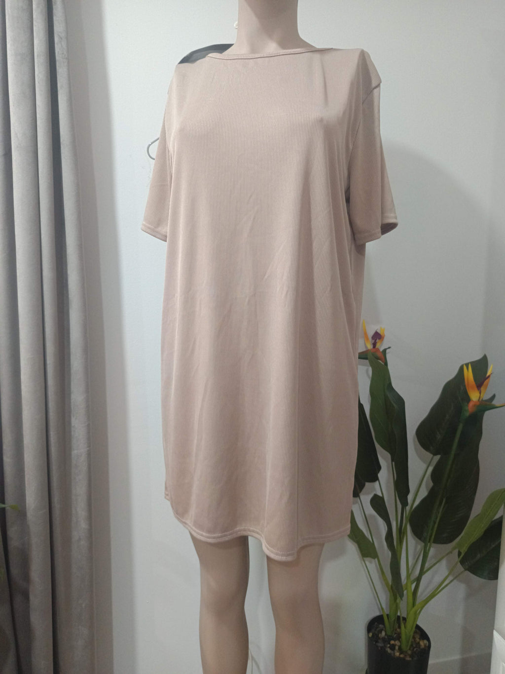 Rochie t-shirt reiată bej nude PrettyLittleThing - față
