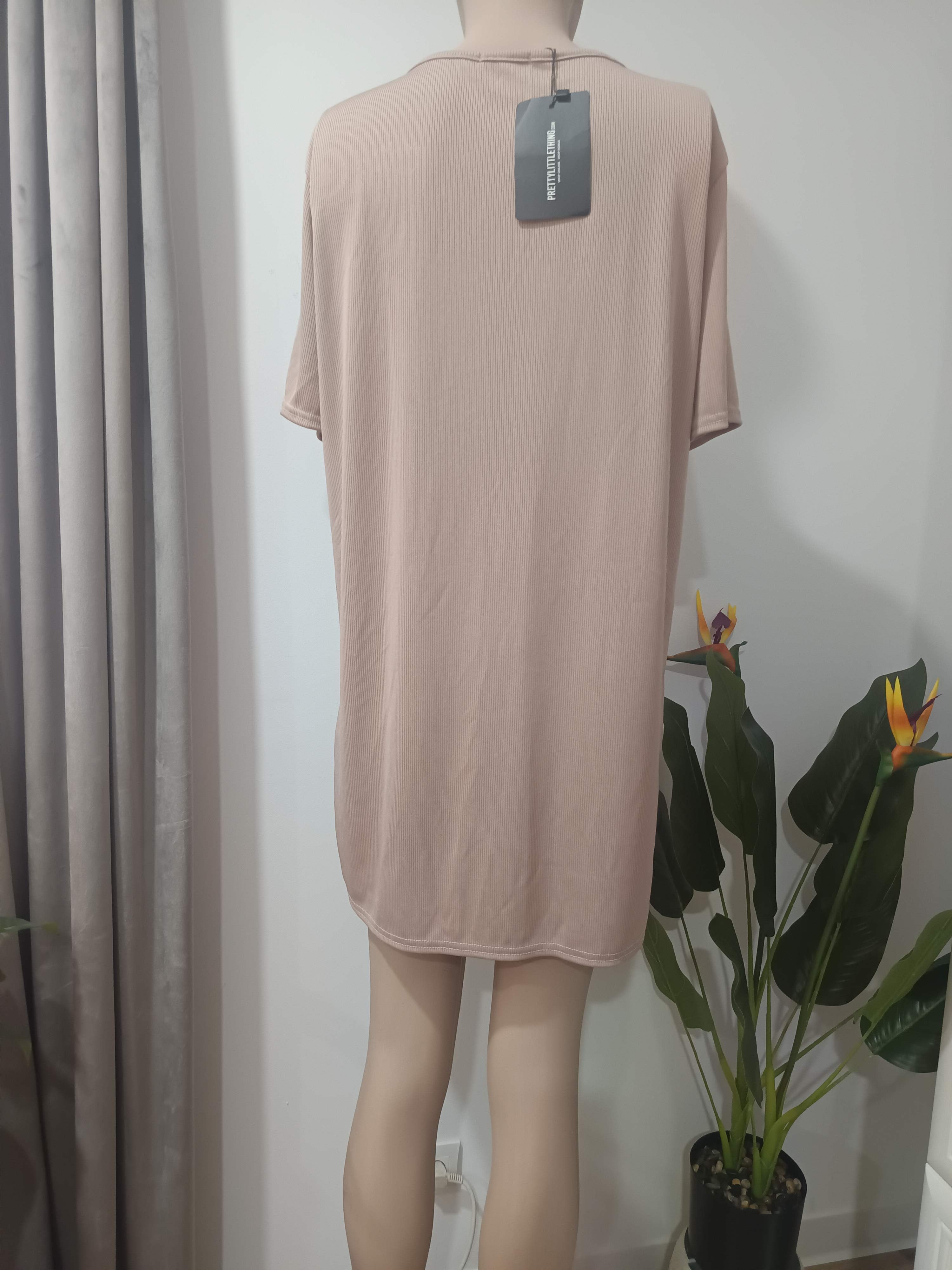 Rochie t-shirt reiată bej nude PrettyLittleThing - spate