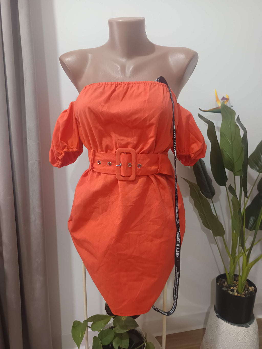 Rochie off-shoulder portocalie PrettyLittleThing - față