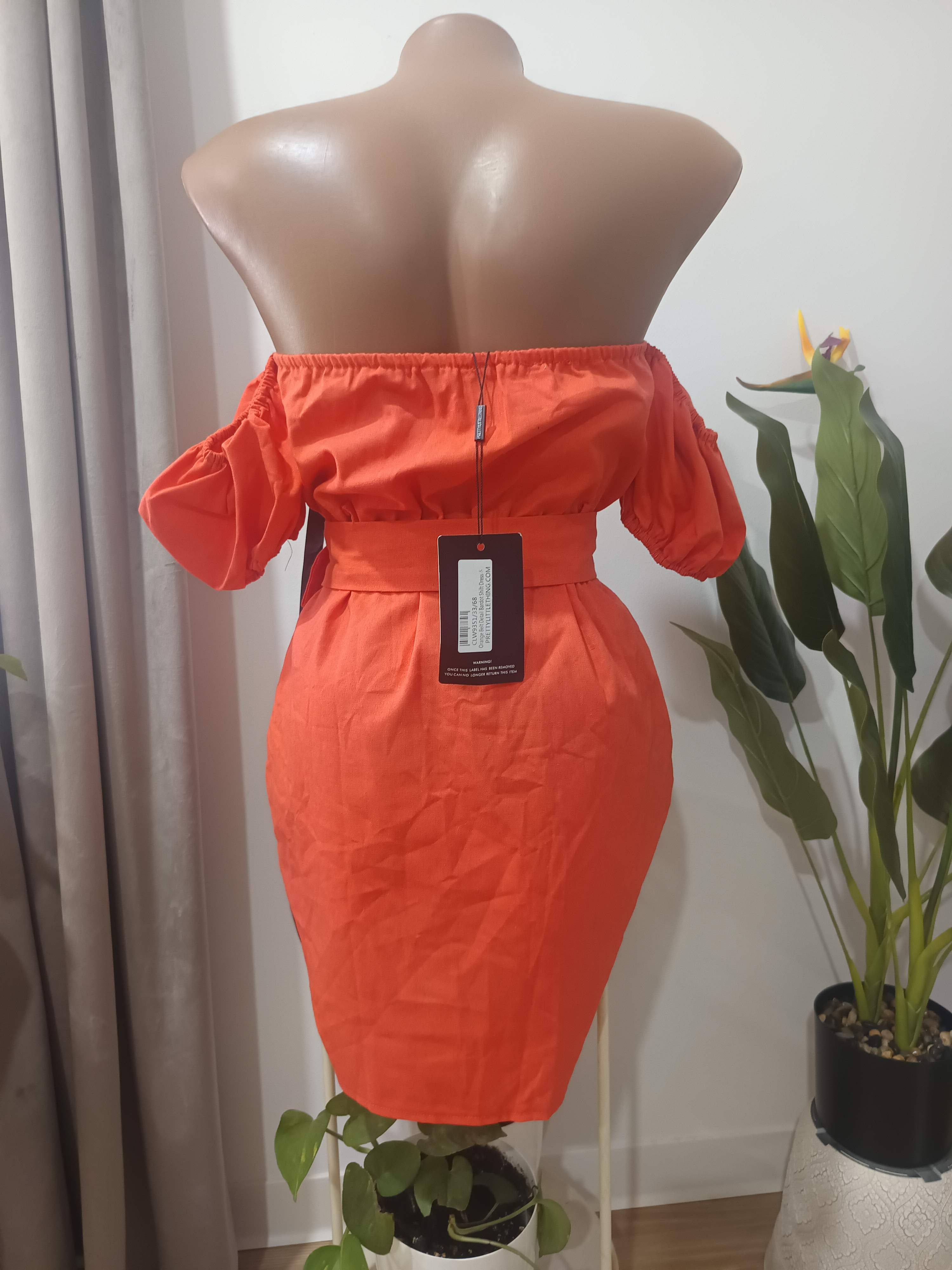 Rochie off-shoulder portocalie PrettyLittleThing - spate