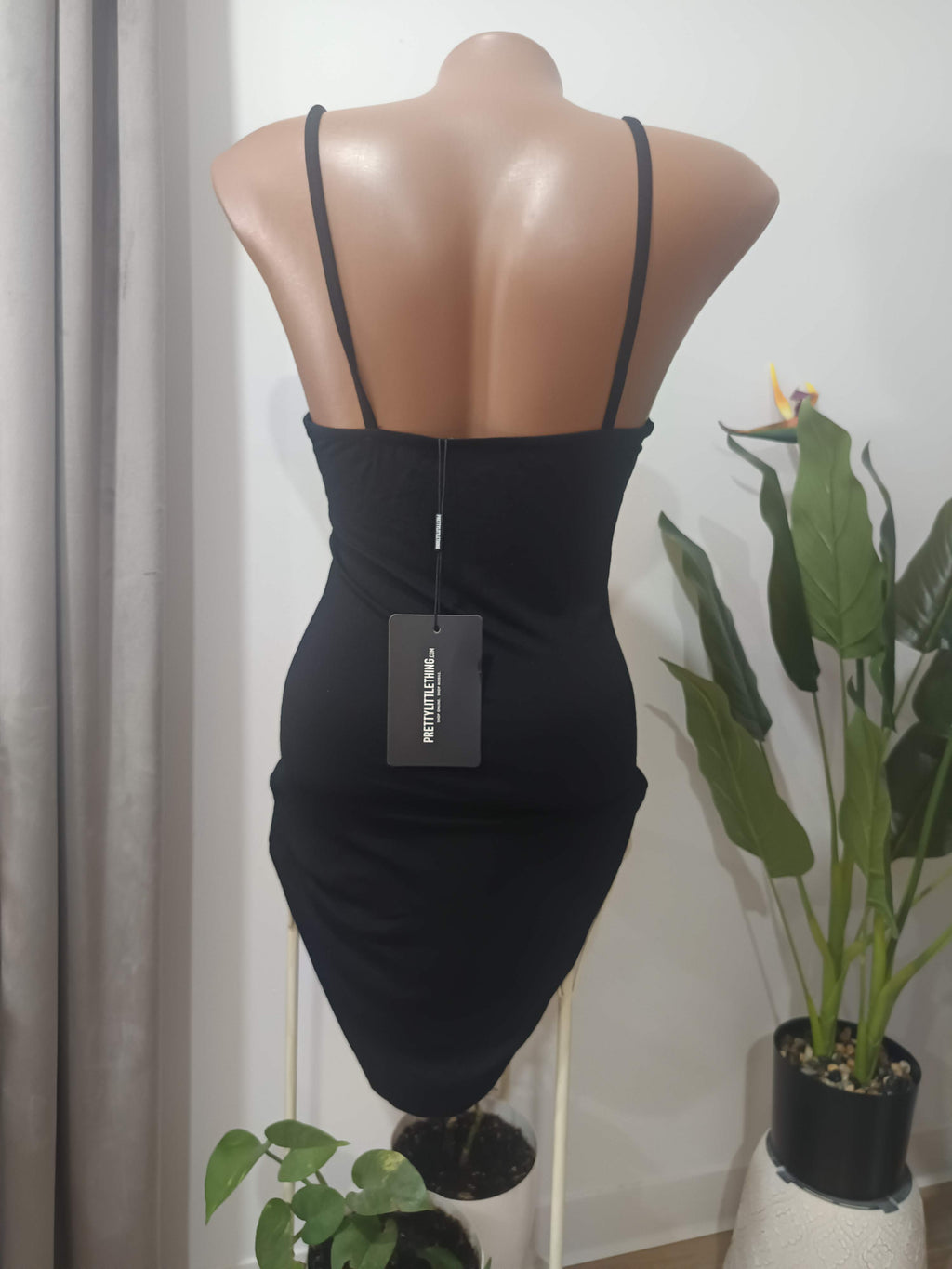 Rochie bodycon neagră bretele subțiri PrettyLittleThing - spate