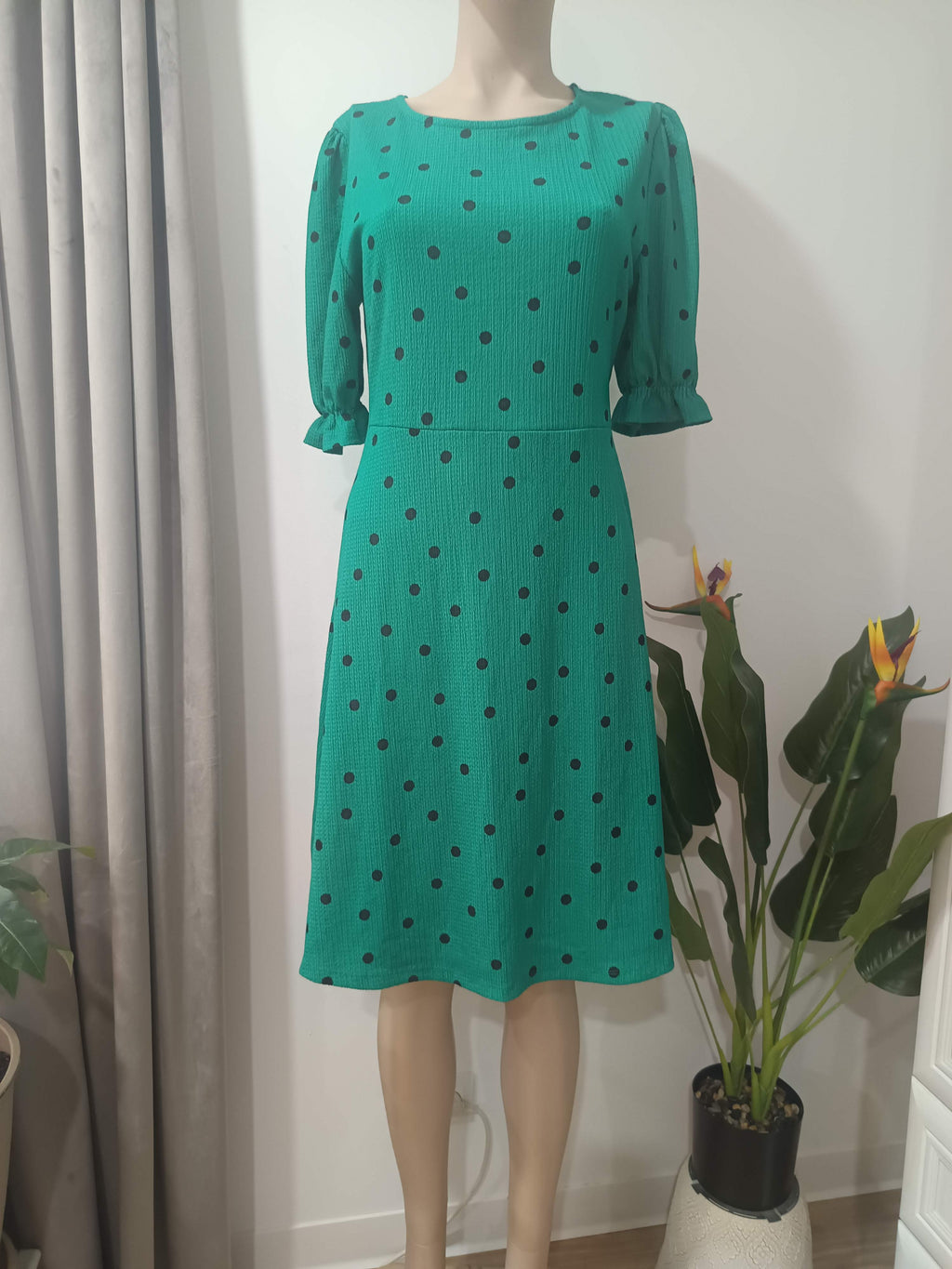 Rochie midi verde smarald buline DP - față