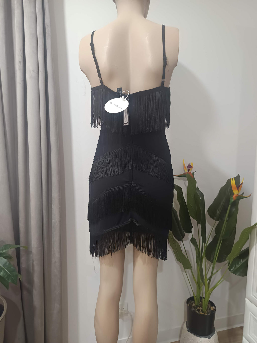Rochie mini neagră franjuri niveluri Boohoo - spate