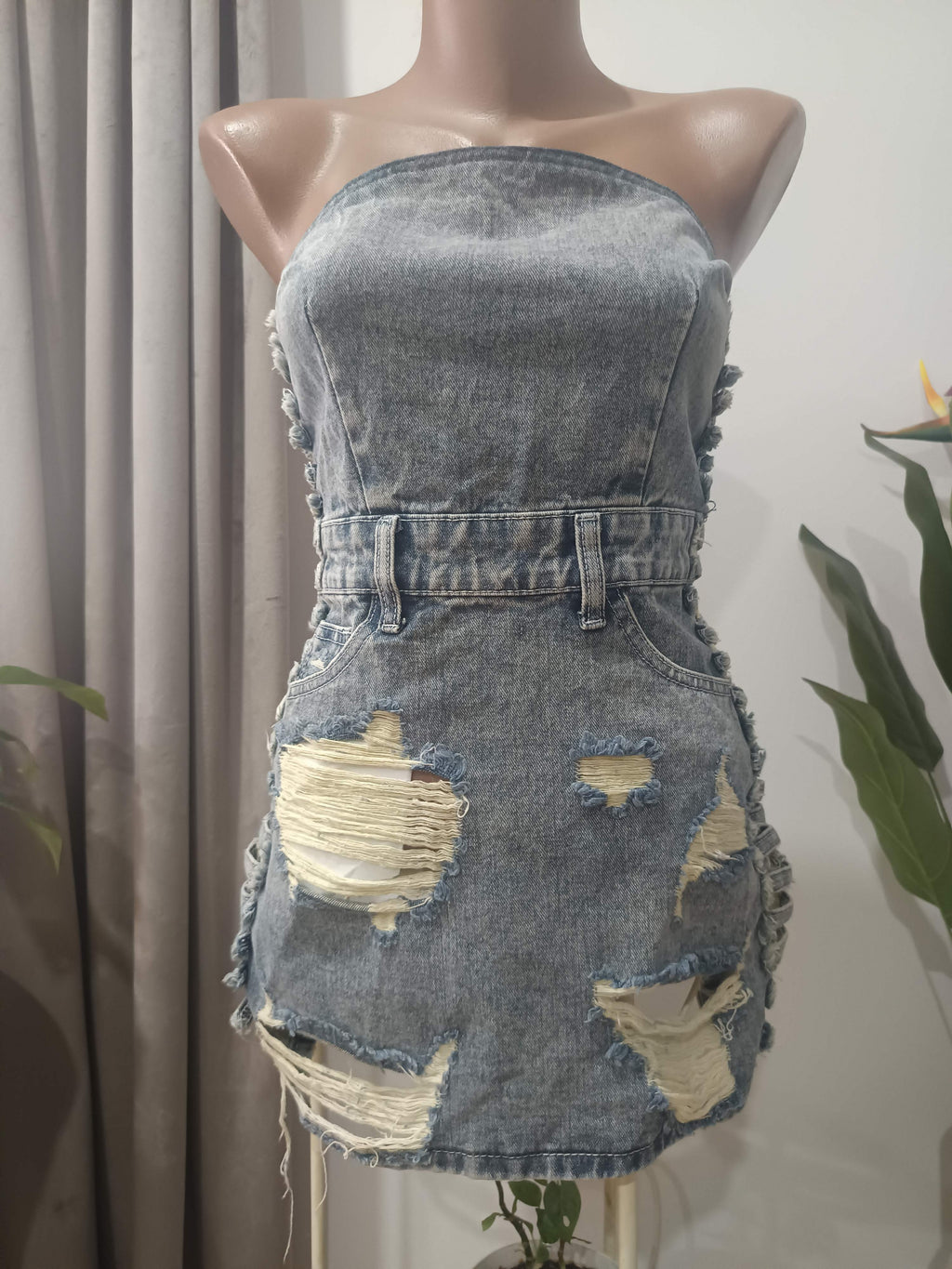 Rochie mini denim strapless rupturi PrettyLittleThing - față