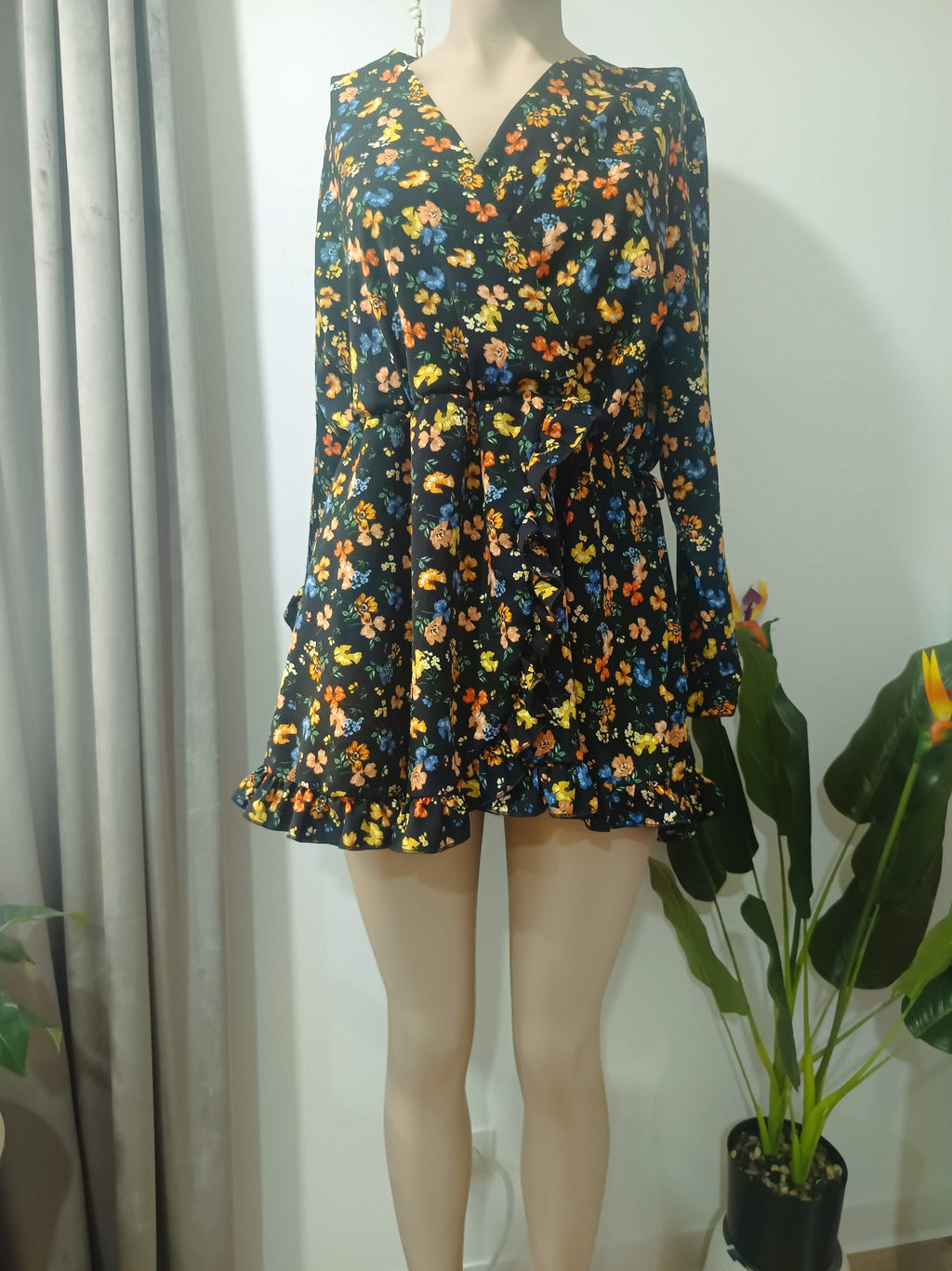Rochie Mini Florală Neagră Mâneci Clopot Spate Șireturi – Lovedrobe