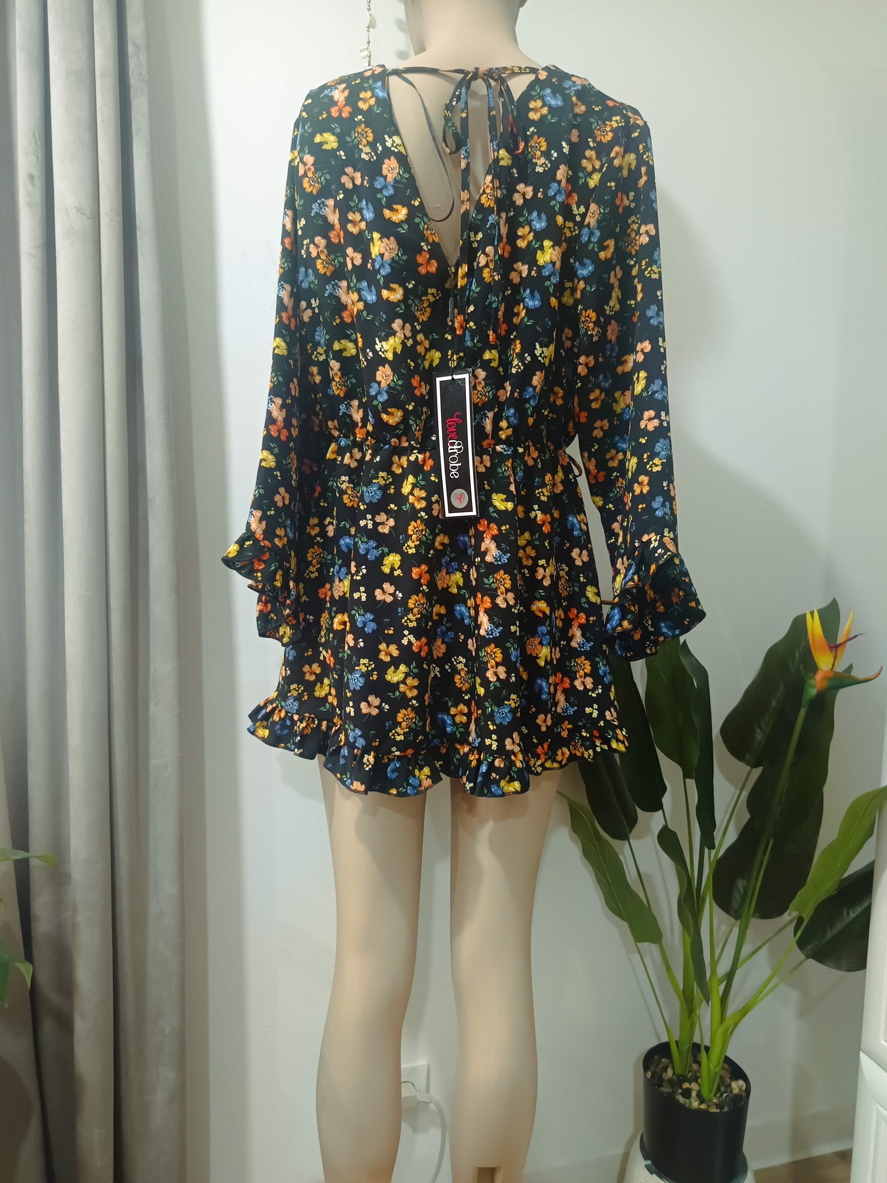 Rochie Mini Florală Neagră Mâneci Clopot Spate Șireturi – Lovedrobe