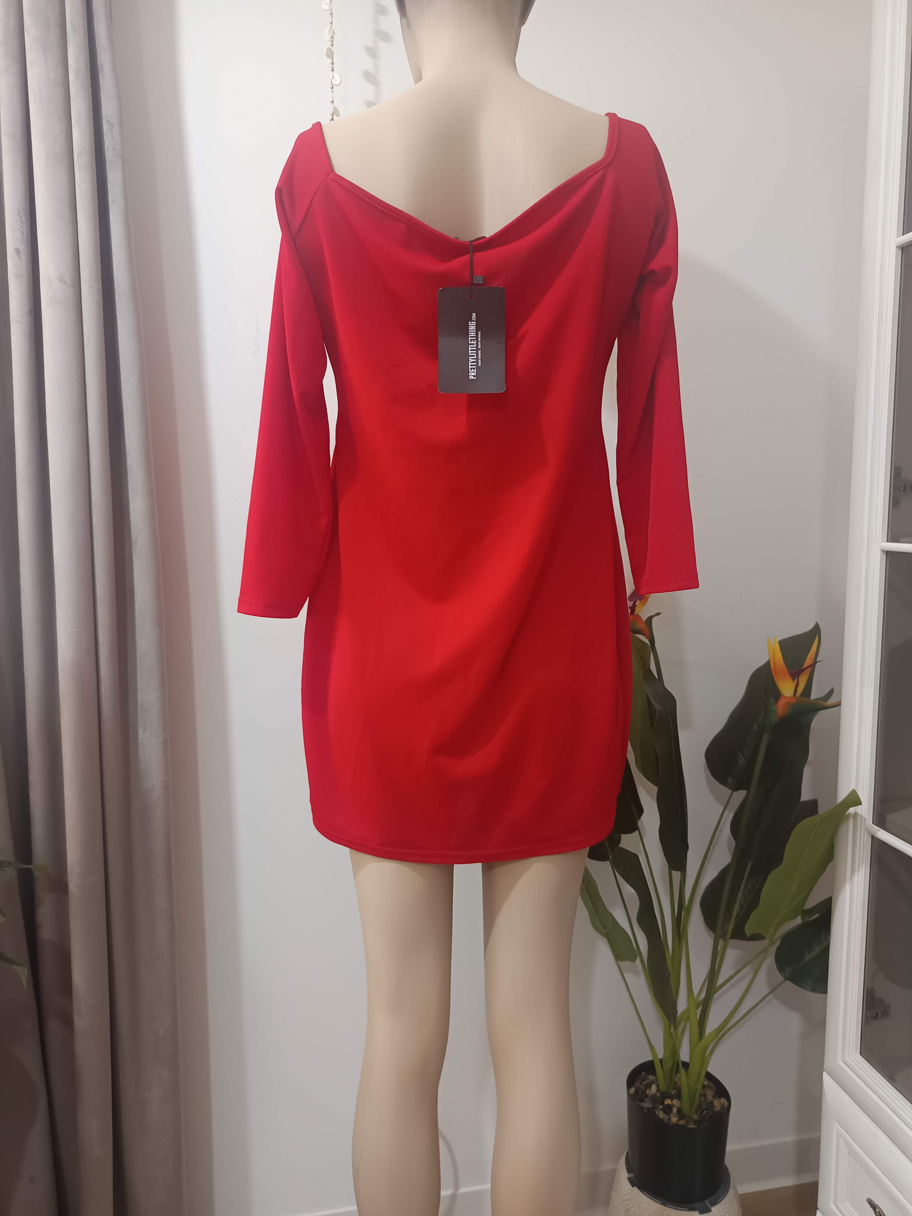 Rochie mini roșie decolteu pătrat PrettyLittleThing - spate