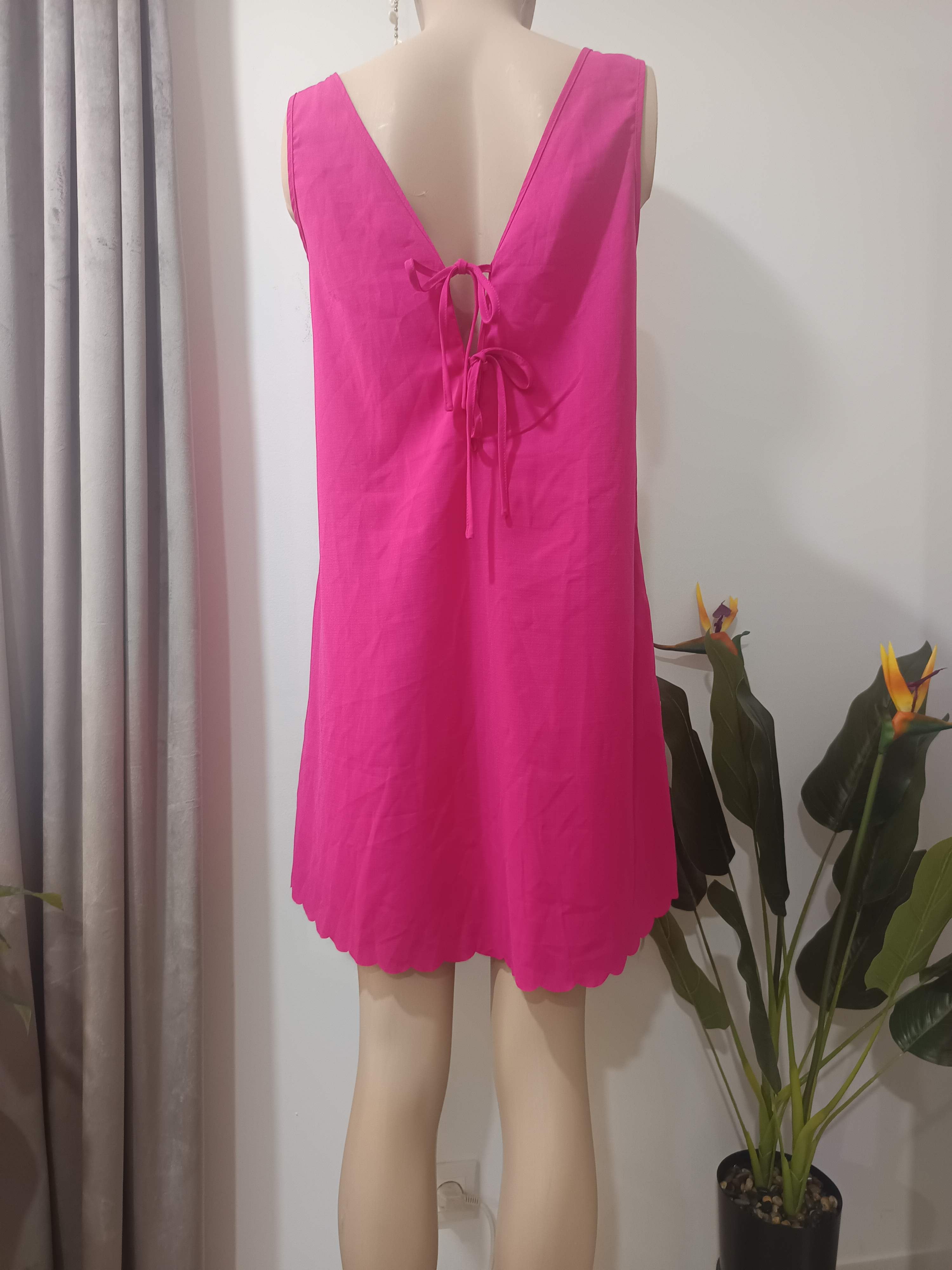 Rochie mini roz fuchsia festonată Emery Rose - spate