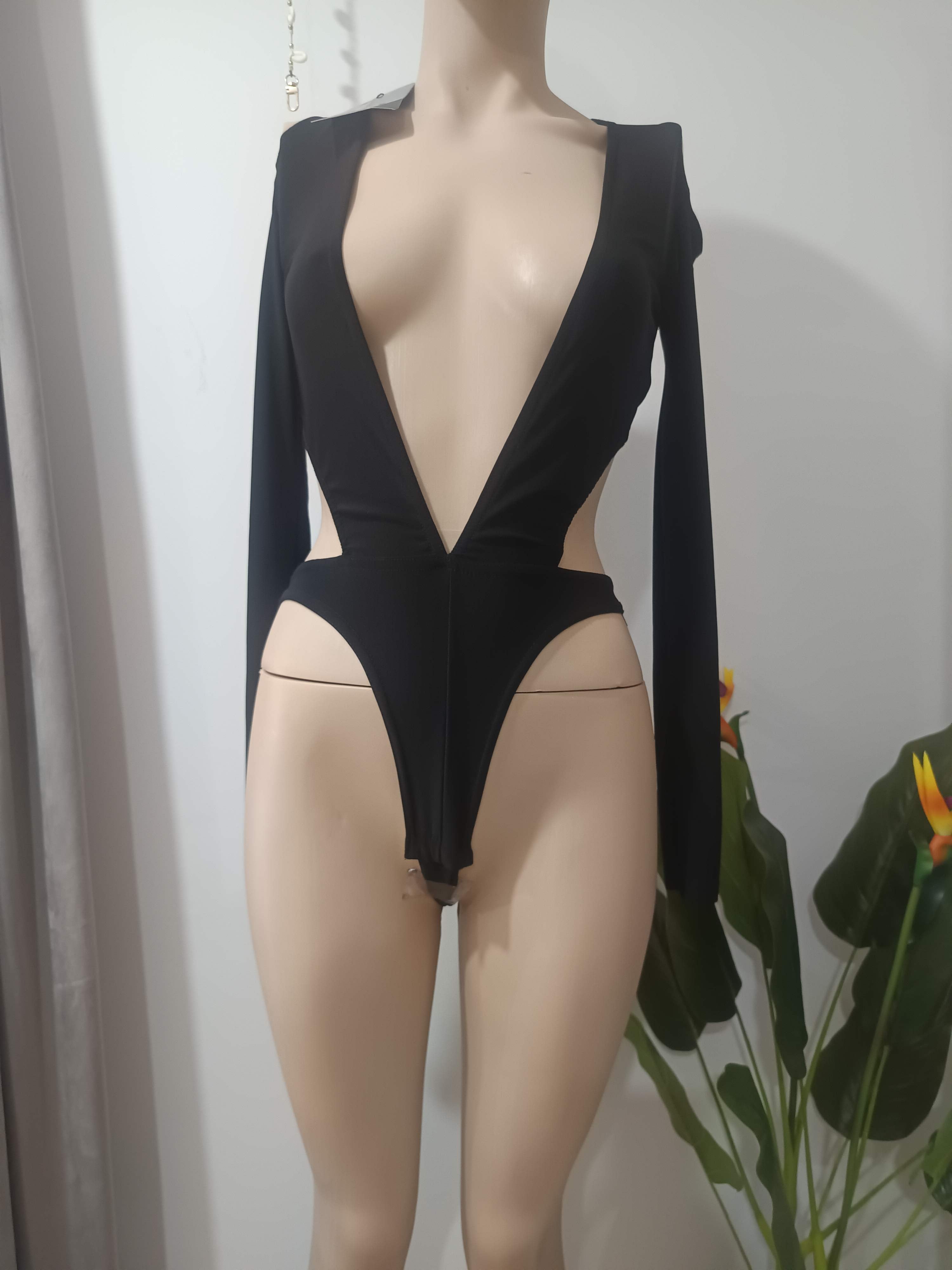 Body negru decolteu V extrem PrettyLittleThing - față