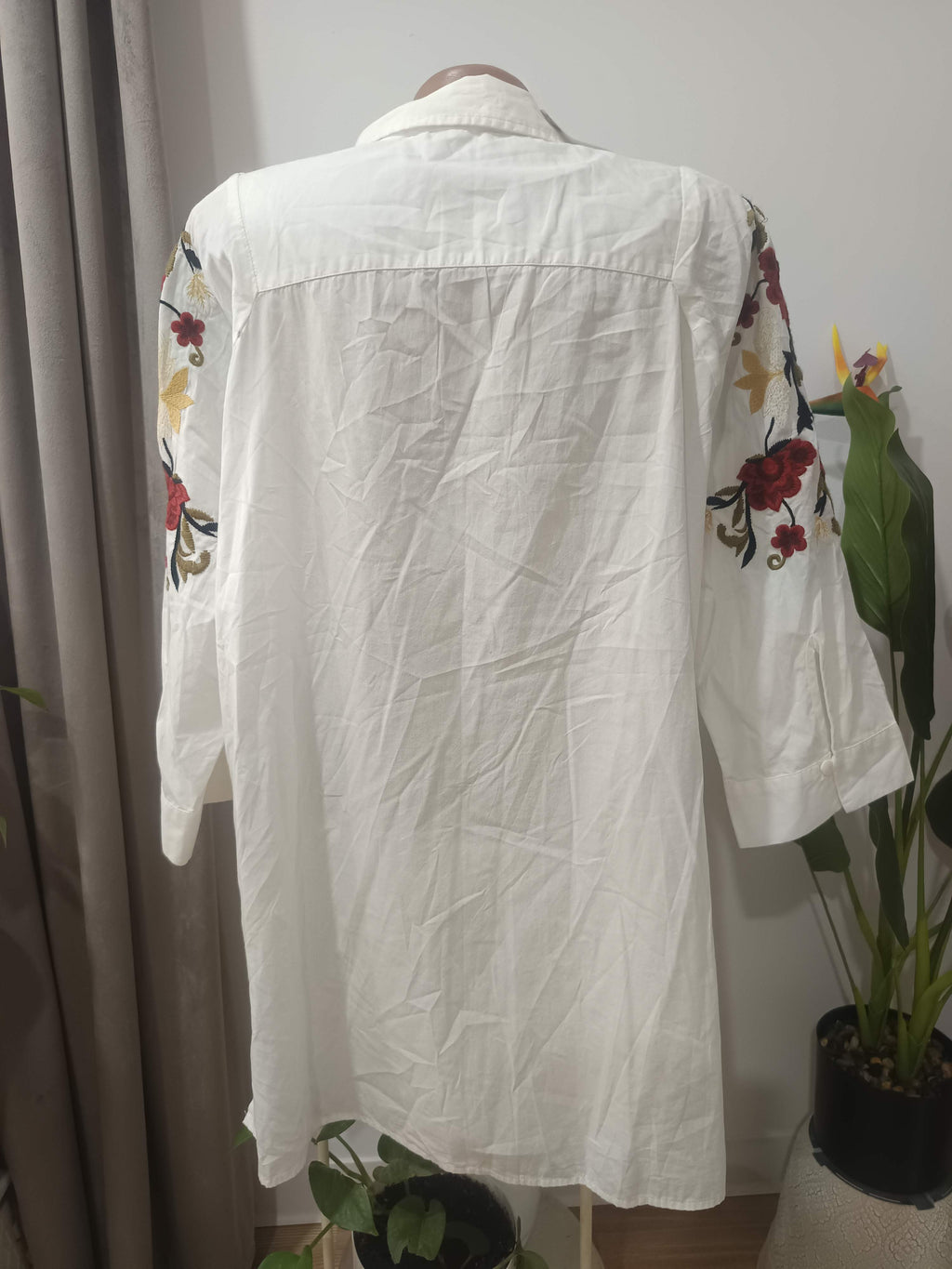 Rochie-cămașă albă broderie florală Next - spate