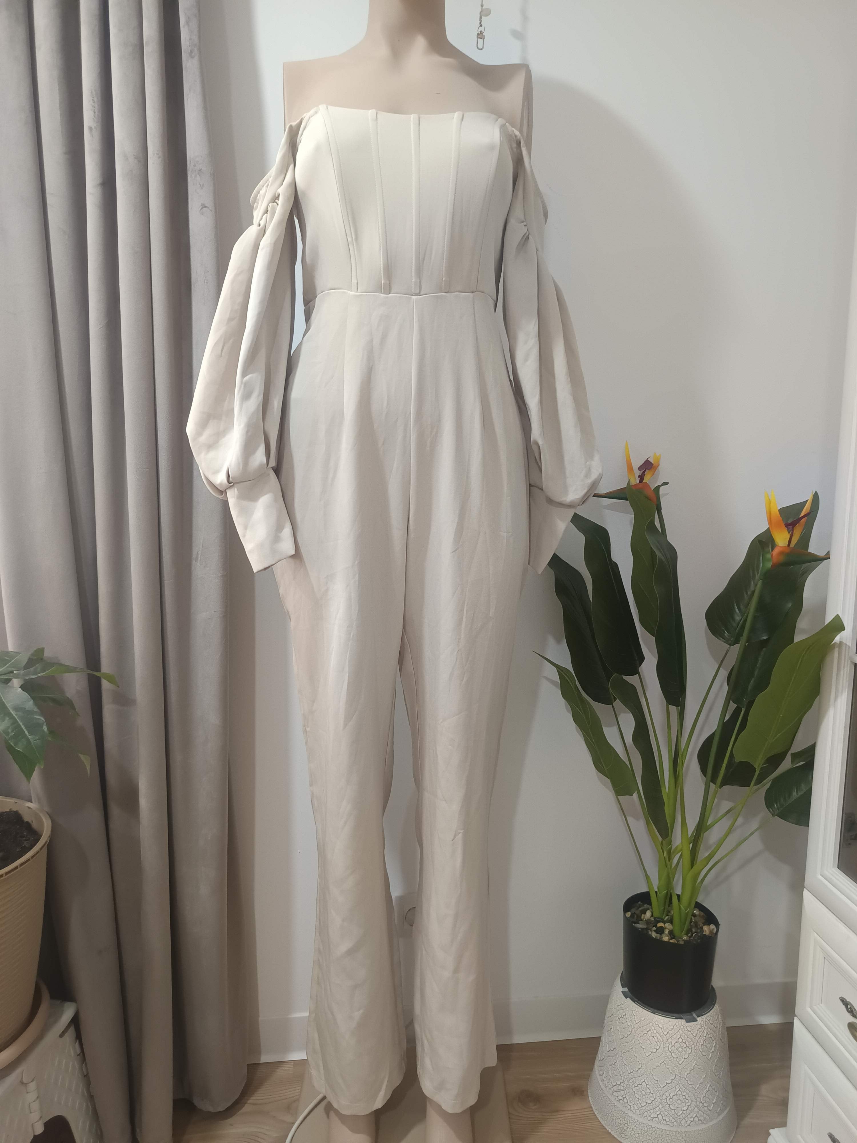Salopetă crem off-shoulder mâneci lanternă PrettyLittleThing - față