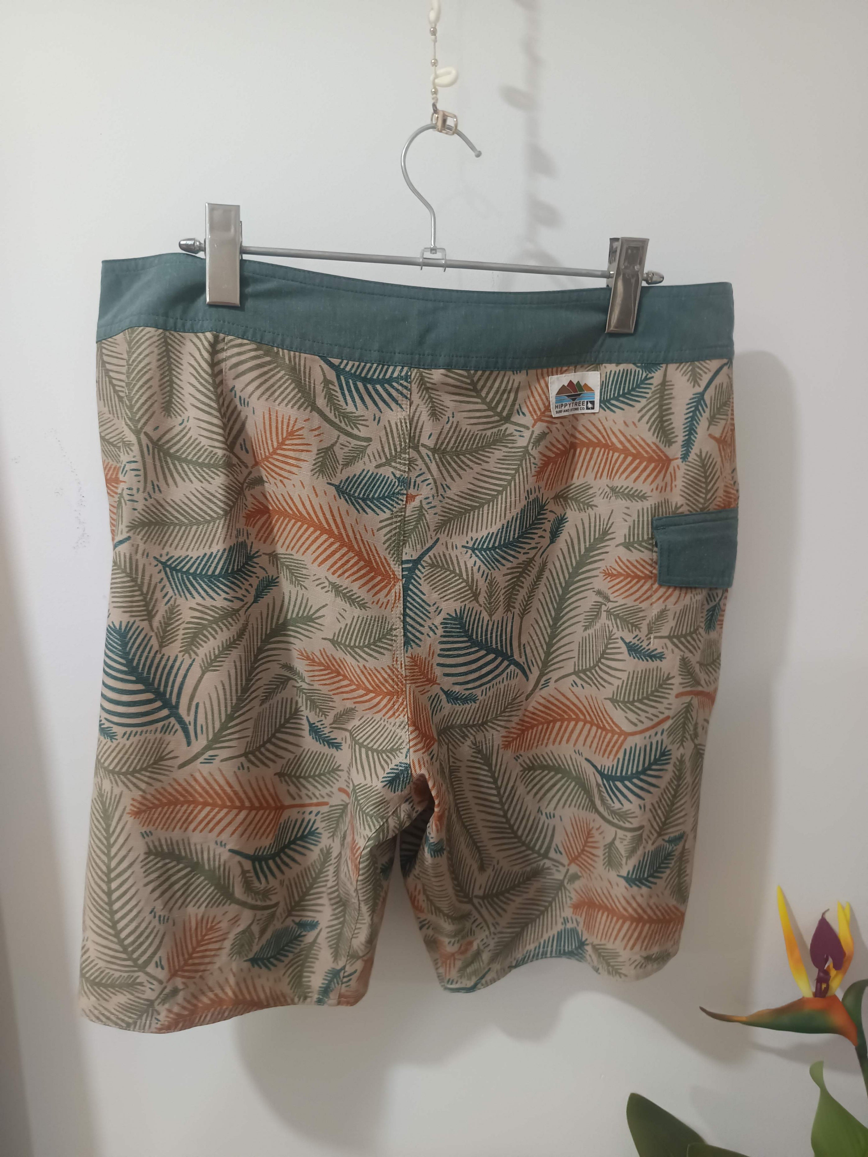Boardshorts bărbați print tropical Hippytree - spate cu logo