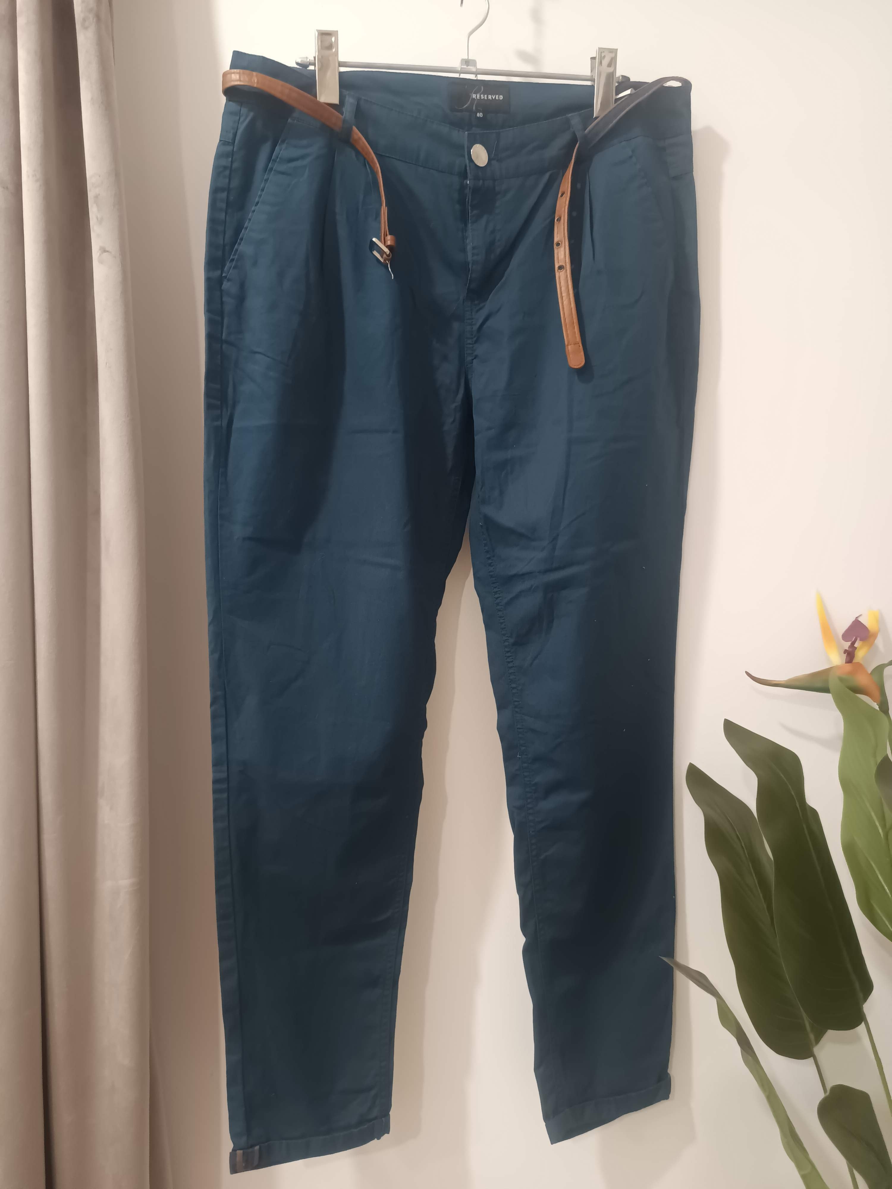 Pantaloni chino teal slim fit Reserved cu curea maro - față